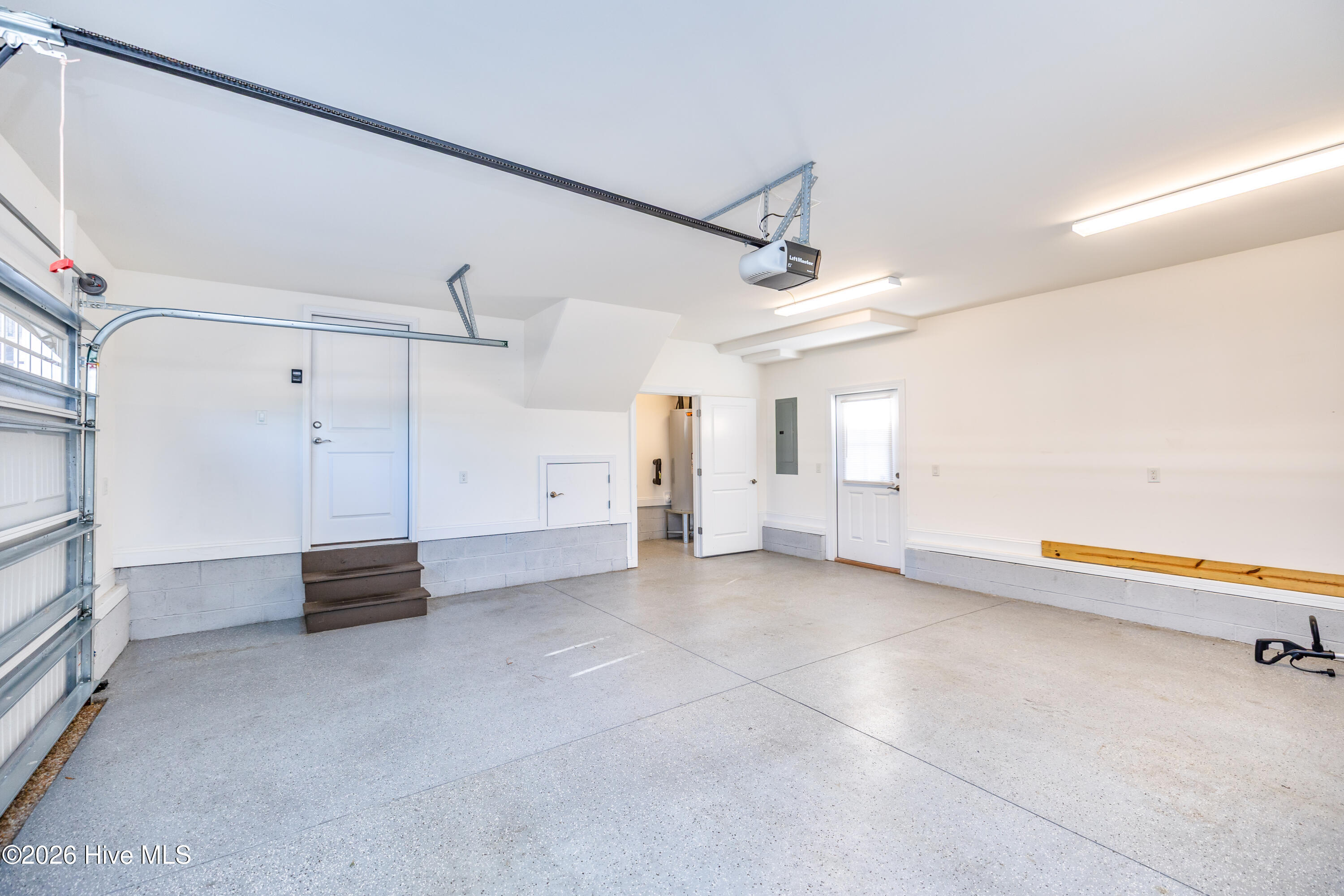 100550205 | Photo 40