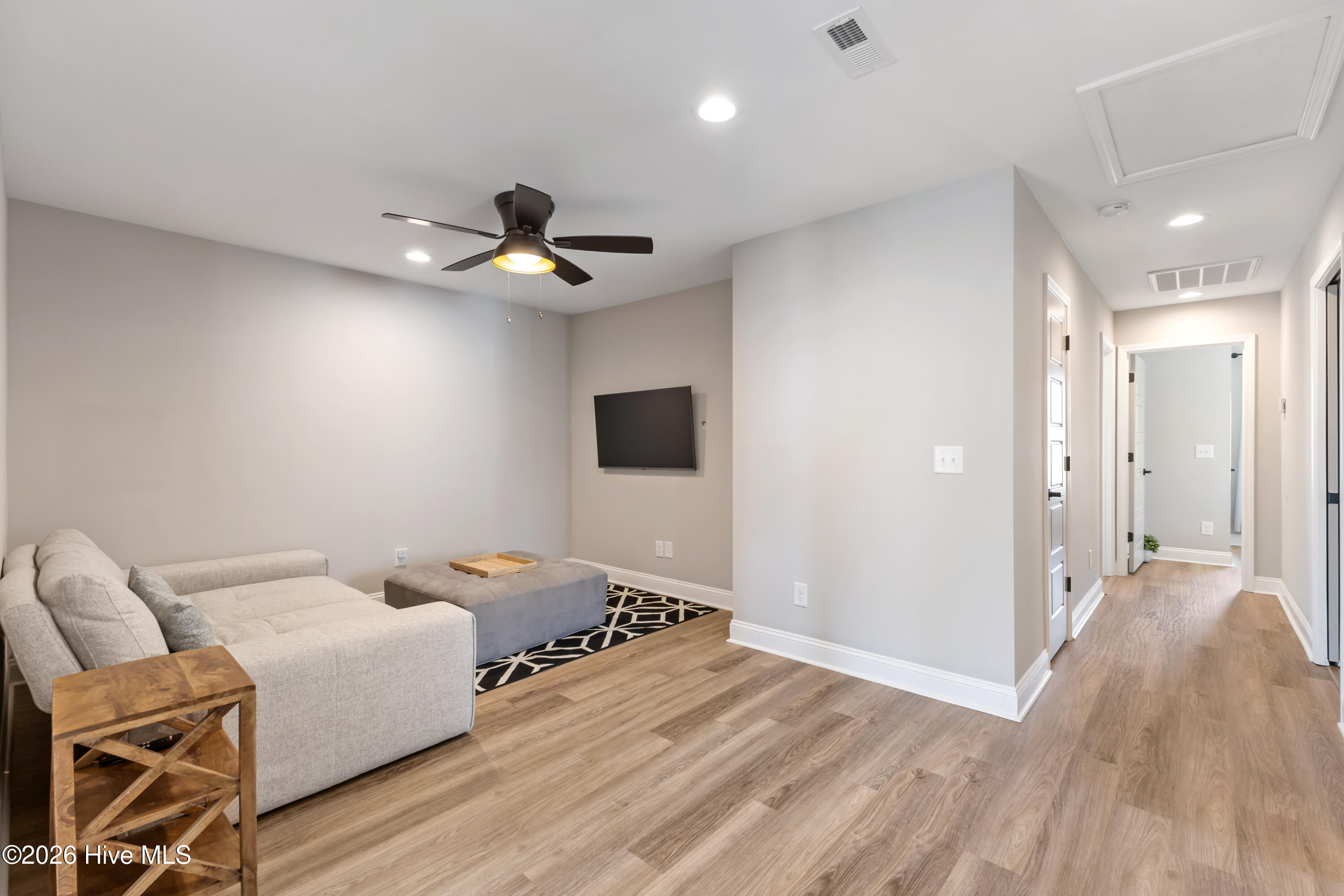 100564828 | Photo 32