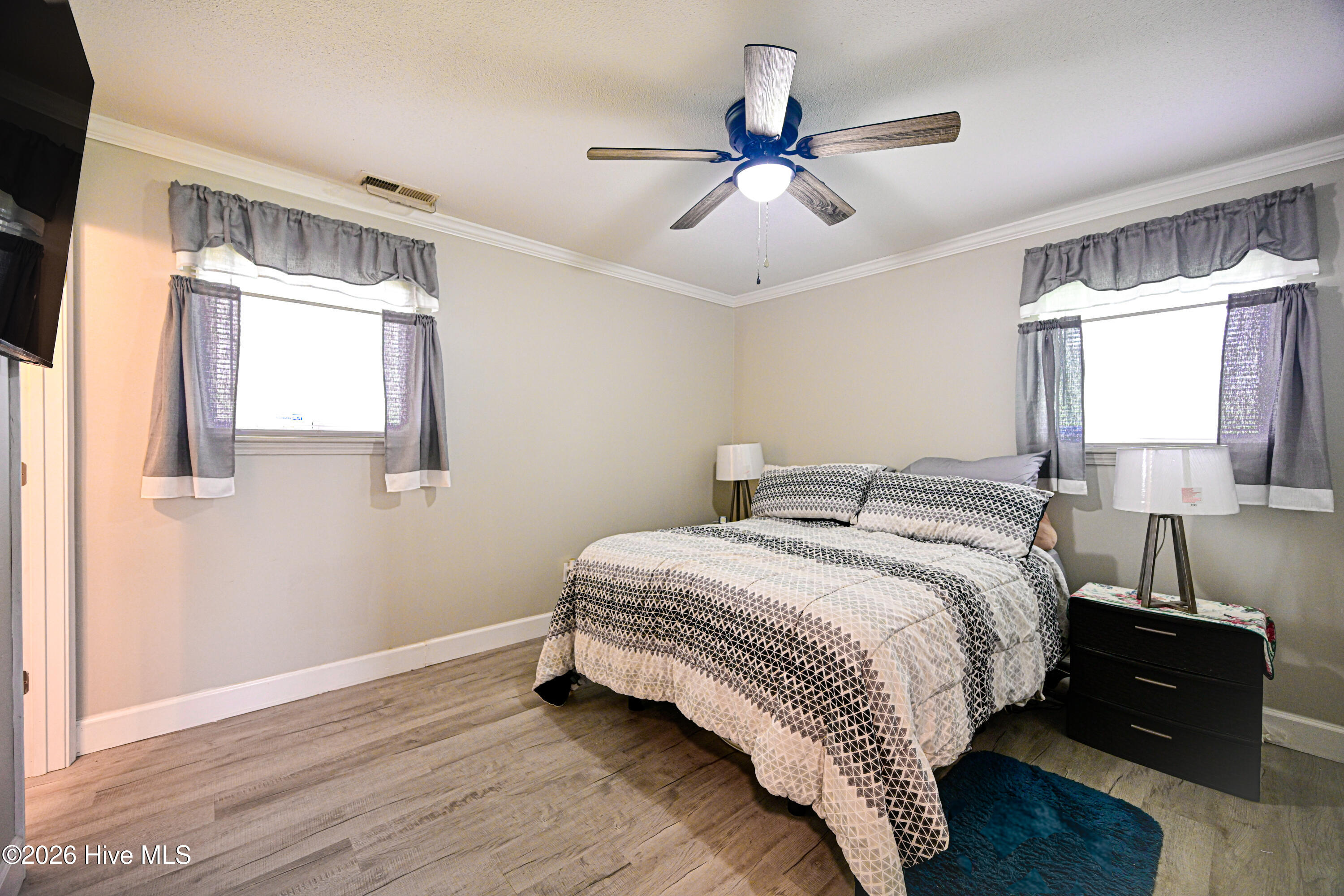 100564007 | Photo 24