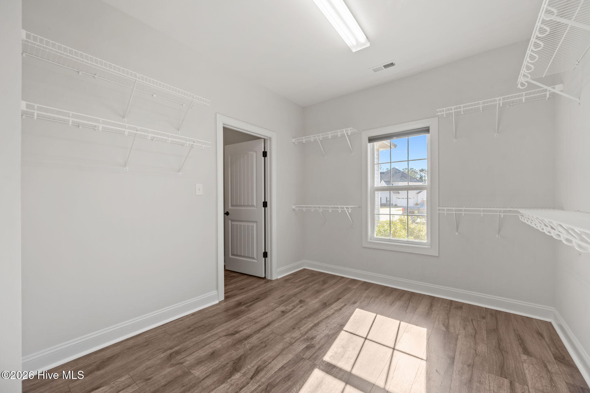 100561720 | Photo 28