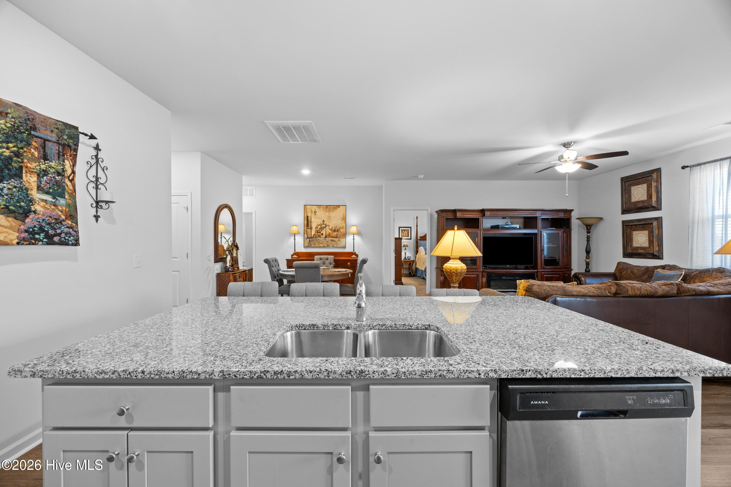 100549244 | Photo 21