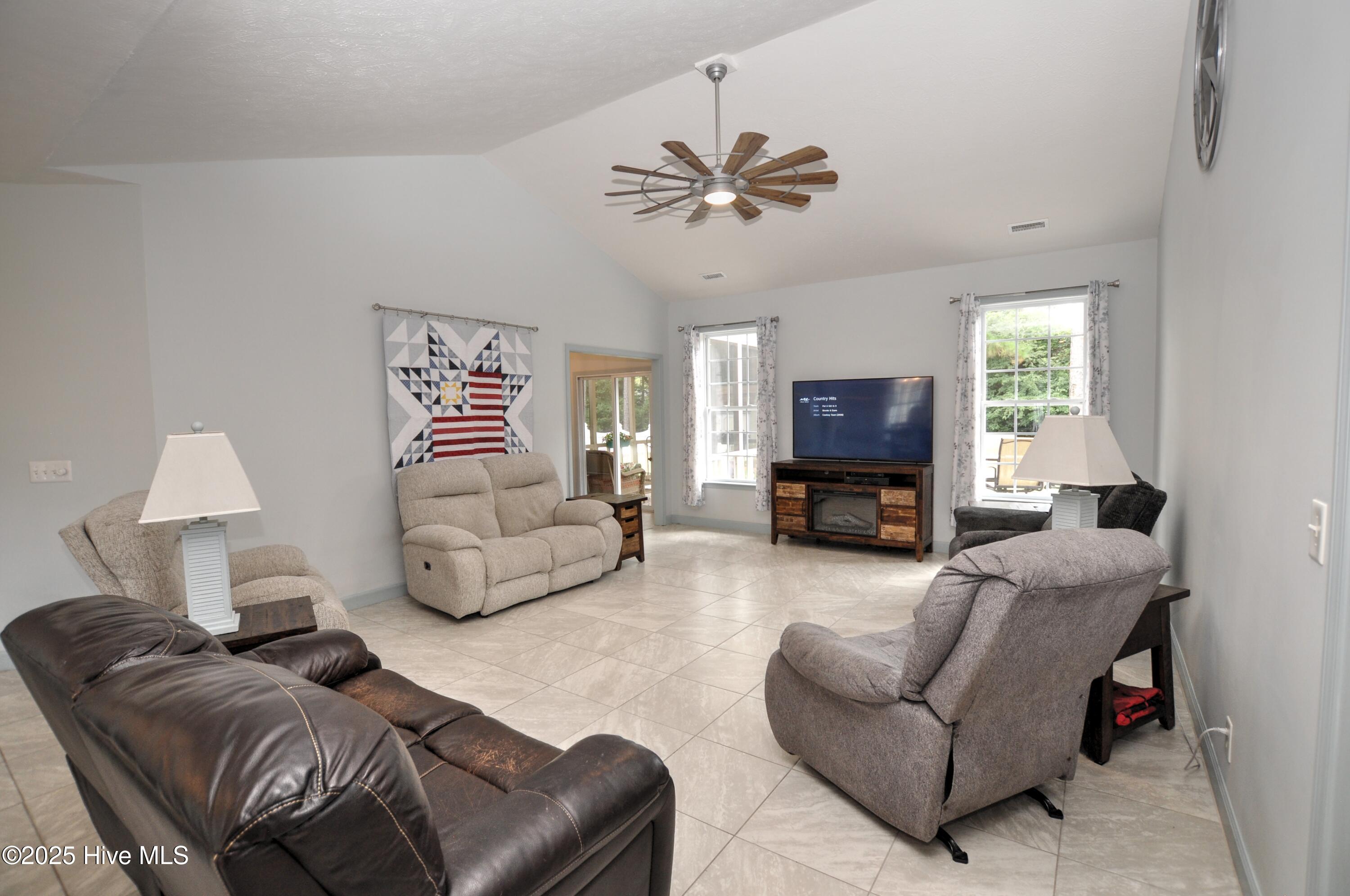 100519003 | Photo 10