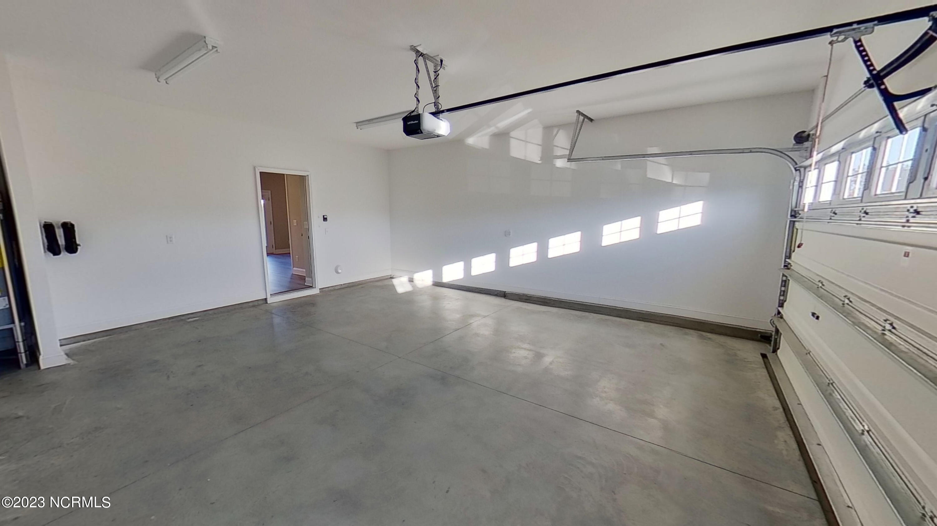 100543878 | Photo 38