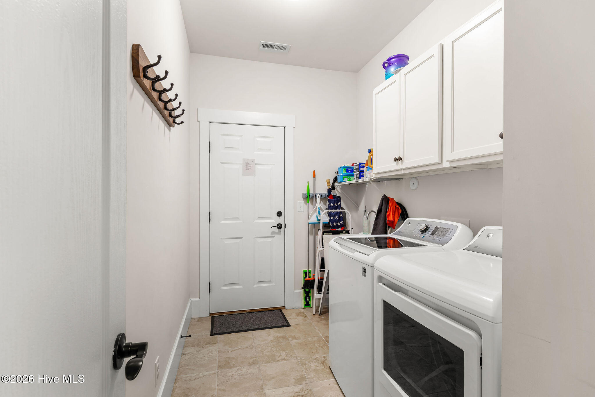 100548590 | Photo 38