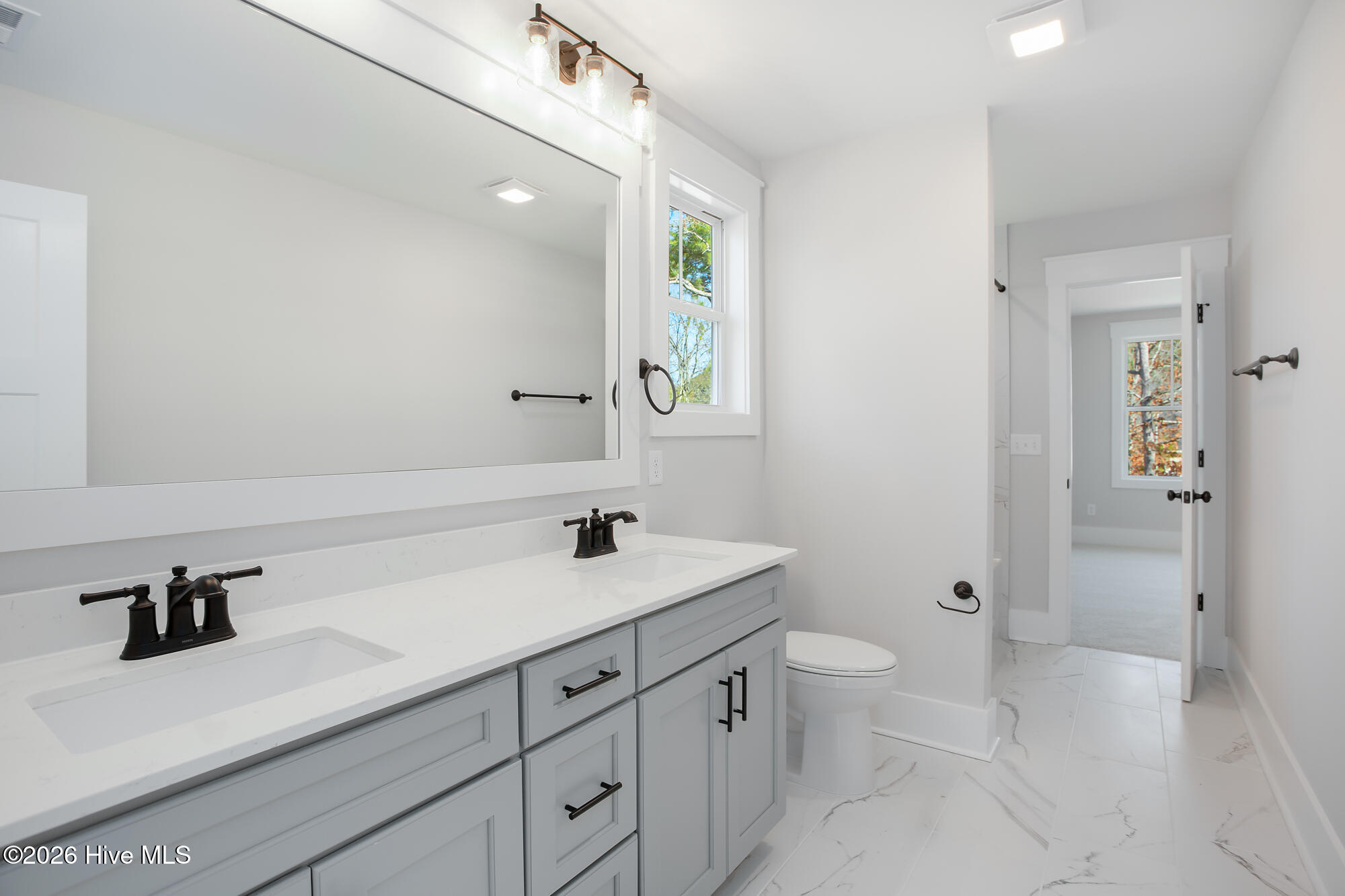 100564009 | Photo 30