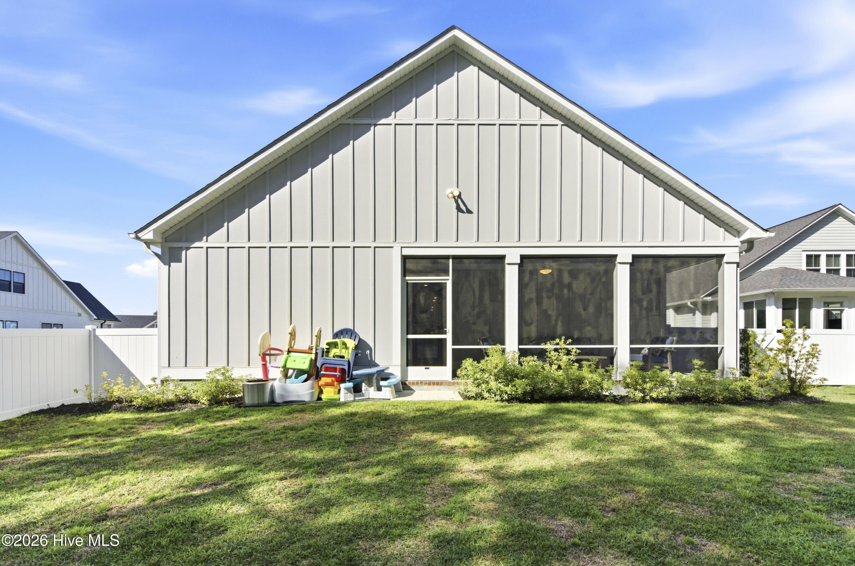 100568018 | Photo 54