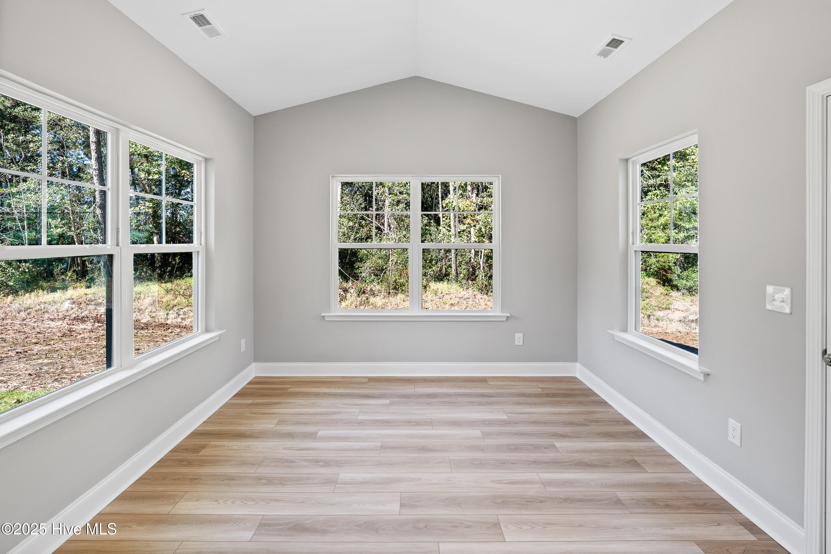 100515250 | Photo 18