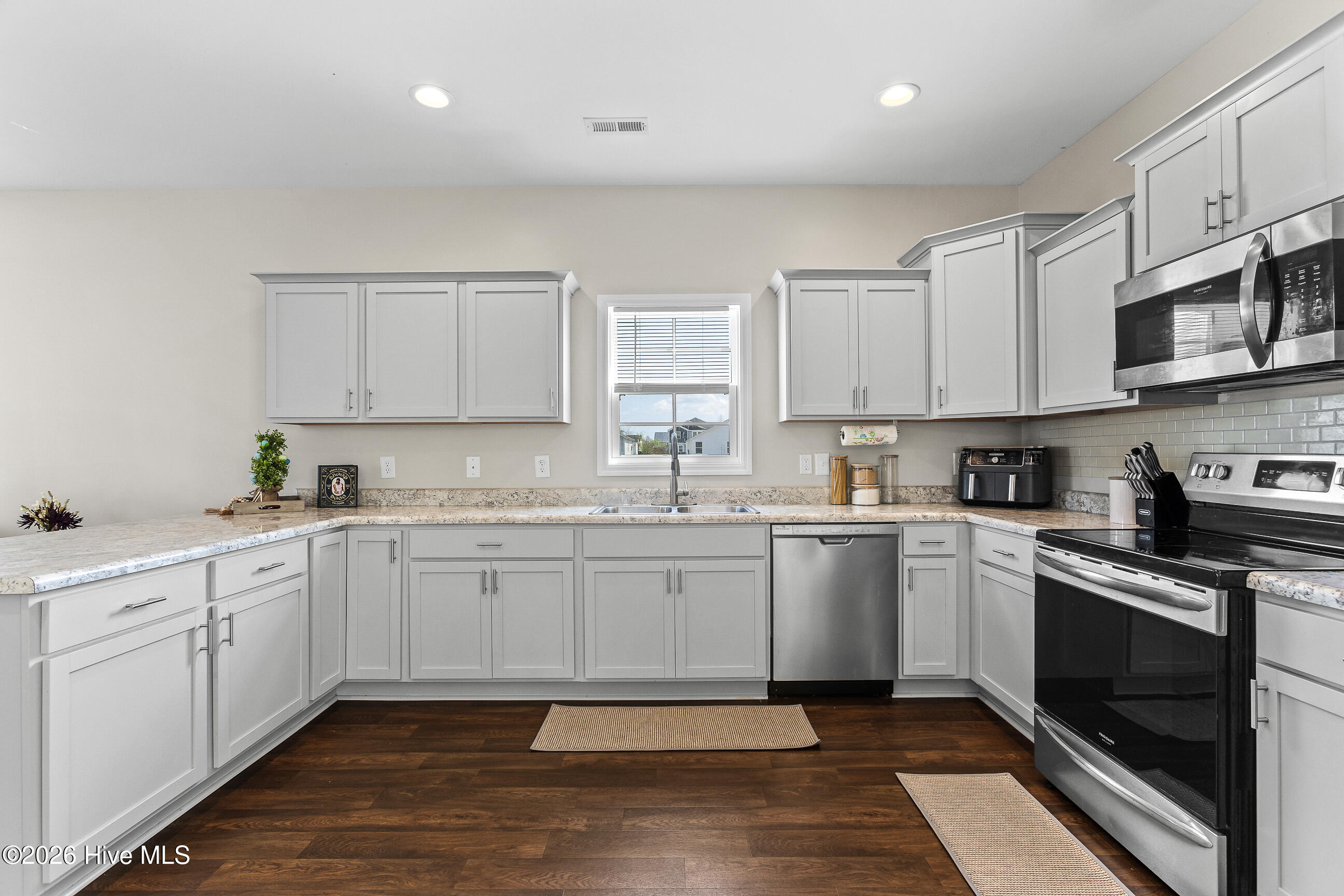 100566263 | Photo 11