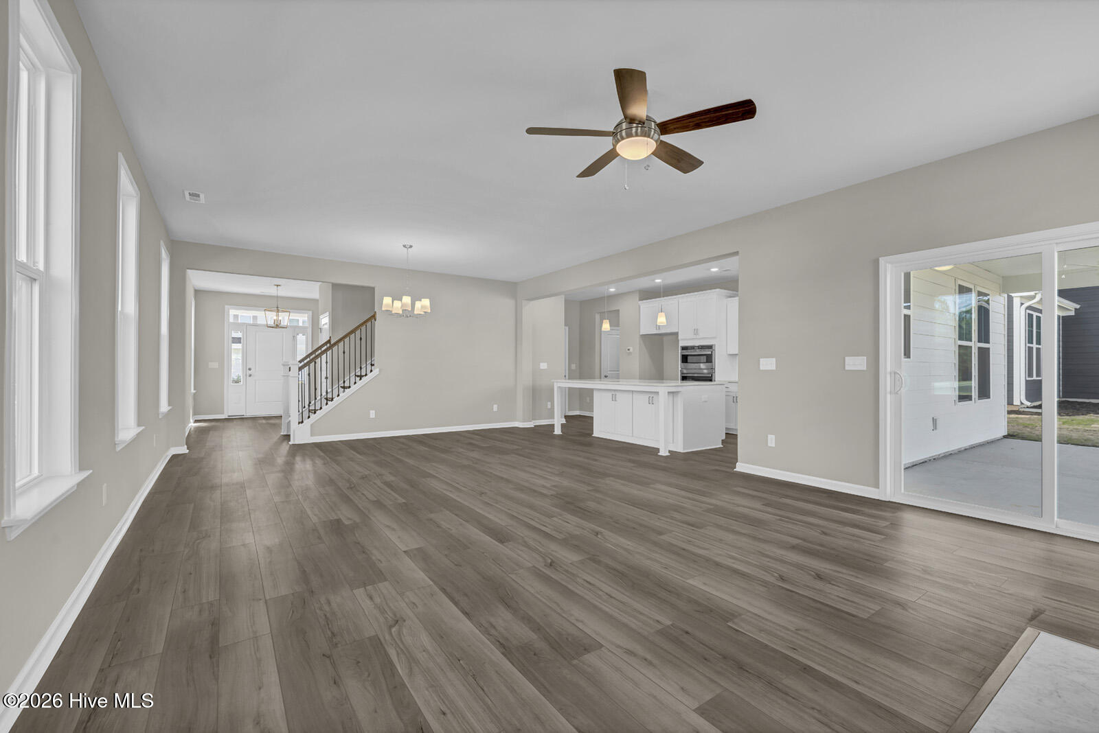 100527209 | Photo 11