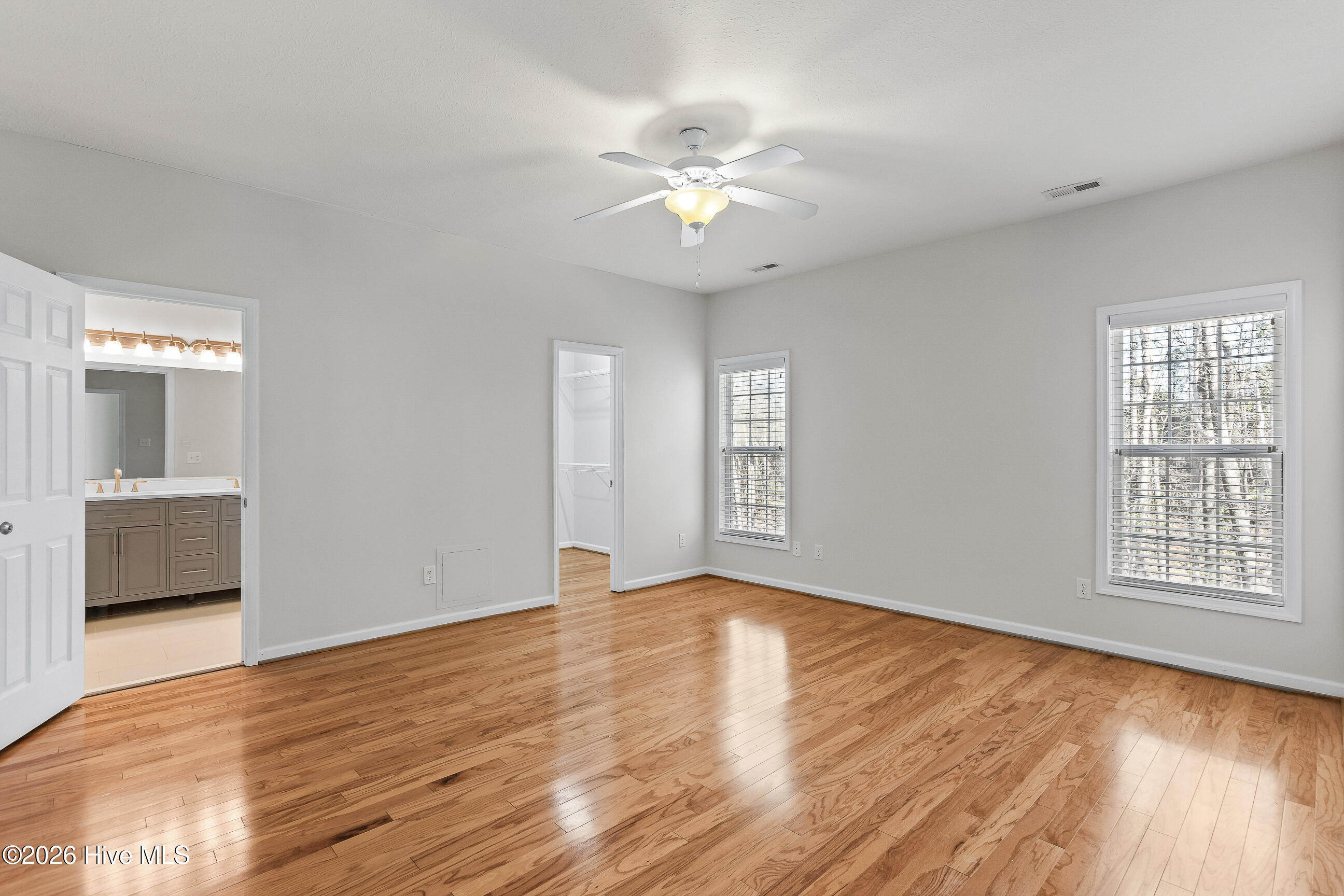 100560391 | Photo 16