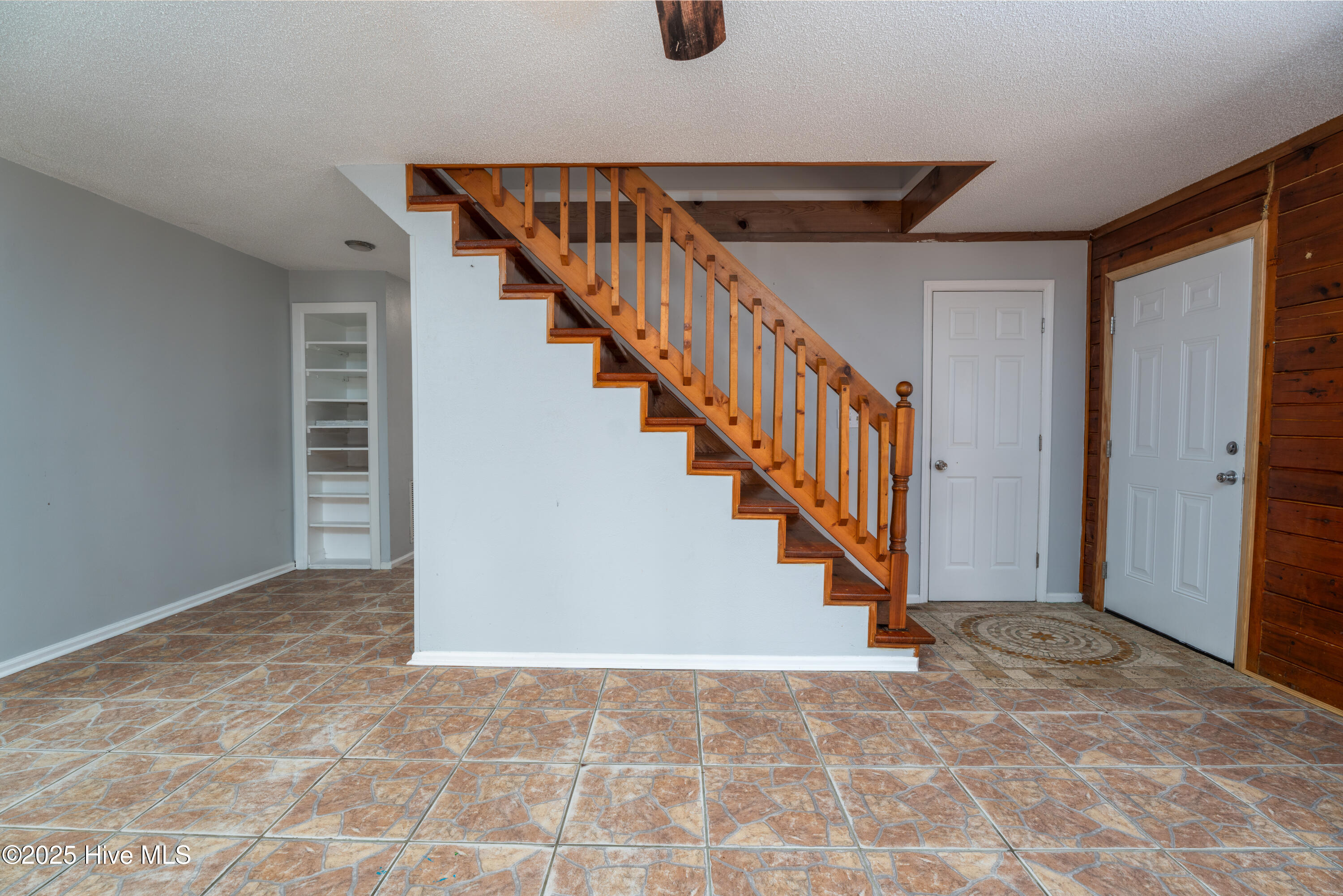 100520463 | Photo 14