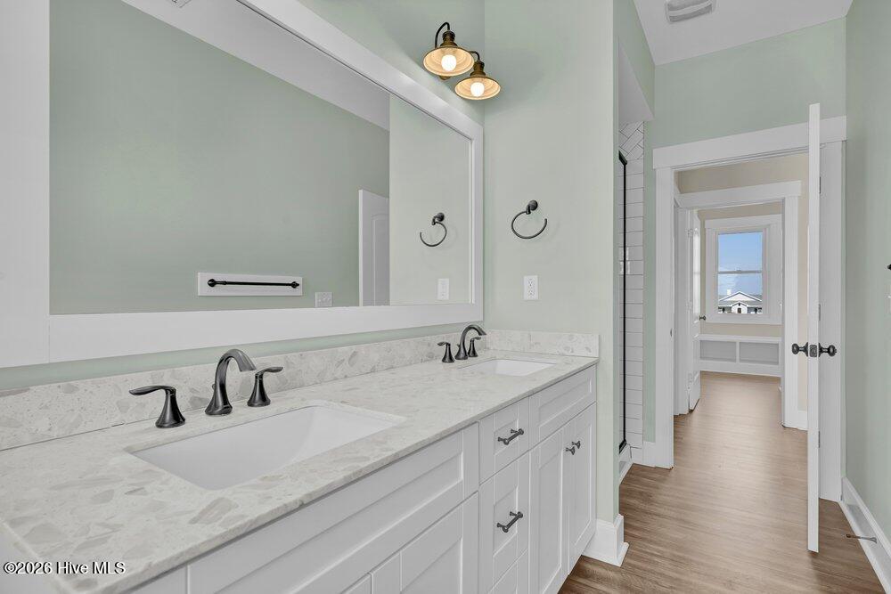 100564441 | Photo 24