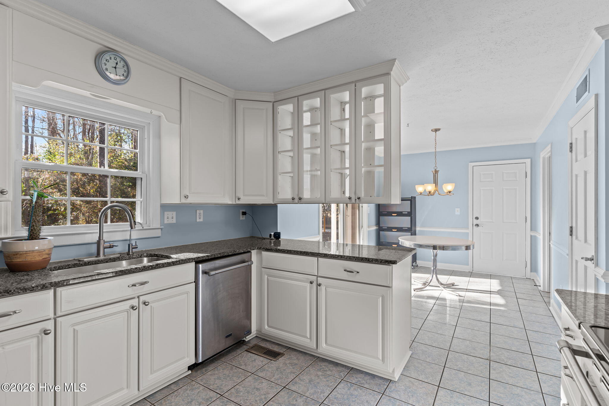 100550743 | Photo 33