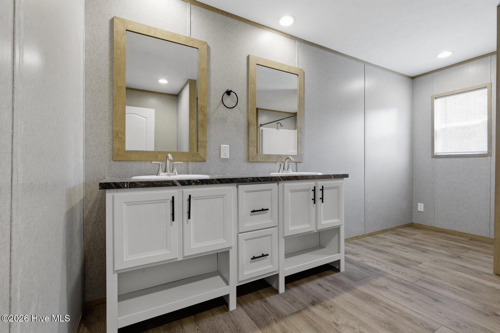 100565358 | Photo 16