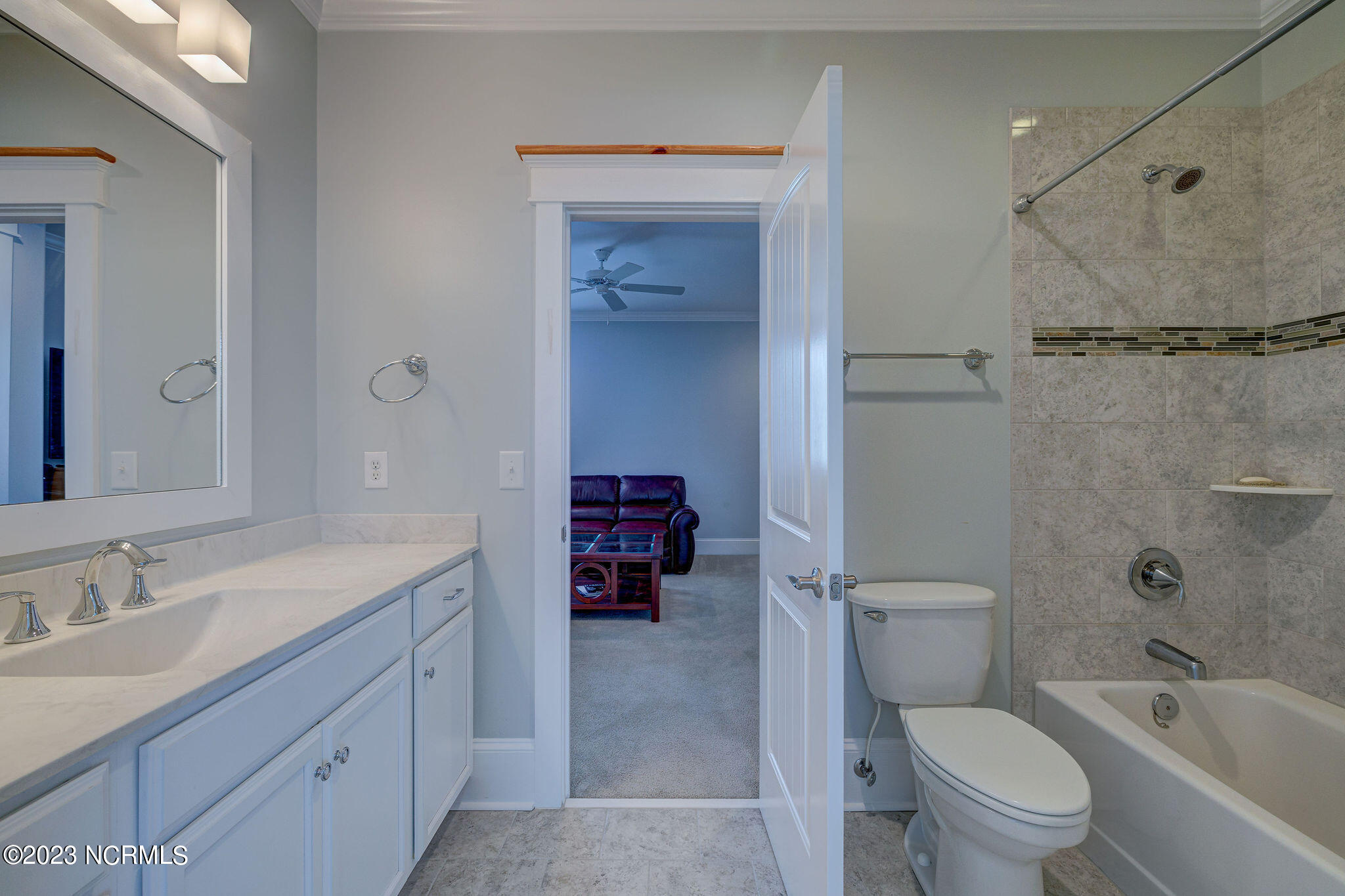 100568046 | Photo 44