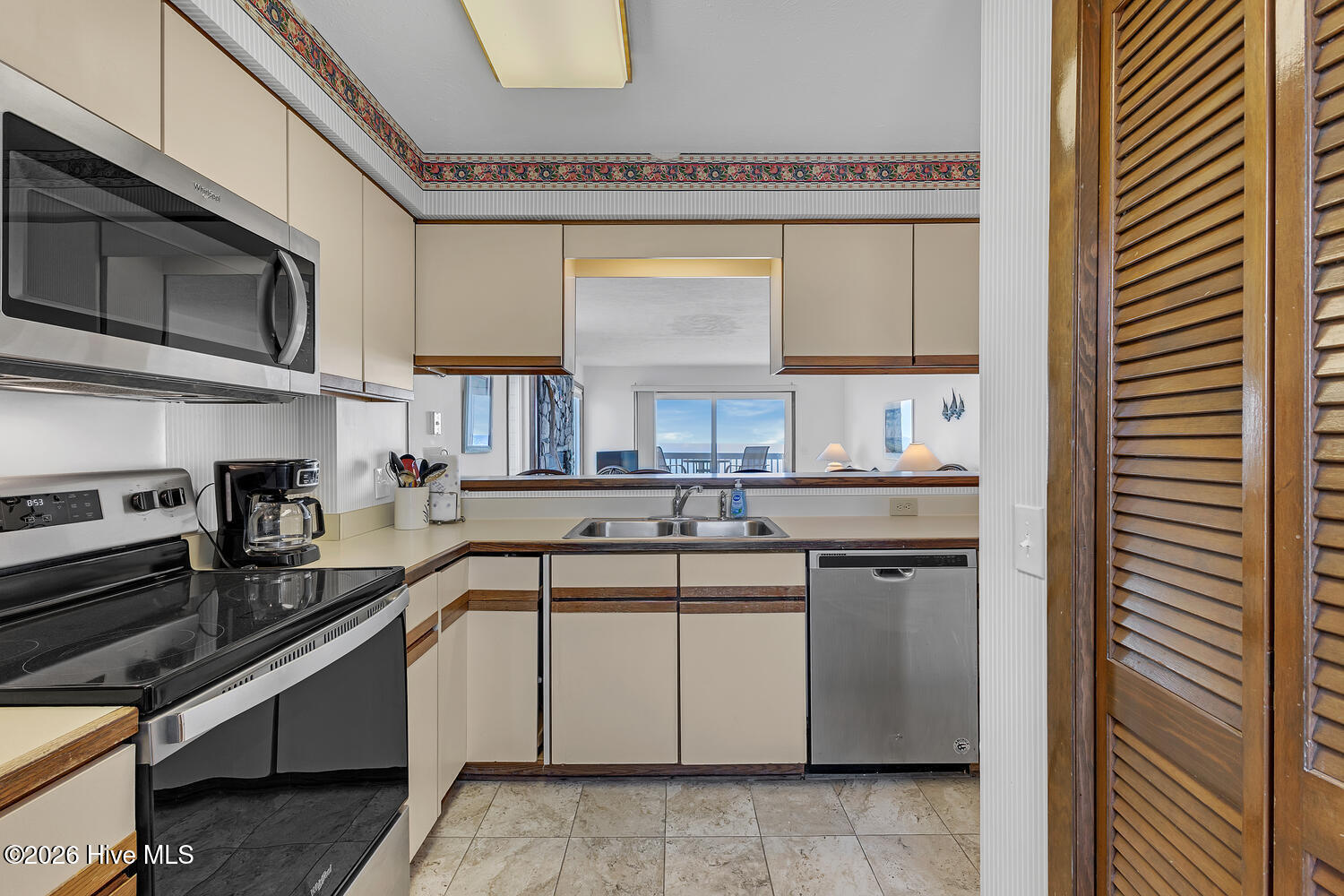 100560300 | Photo 10