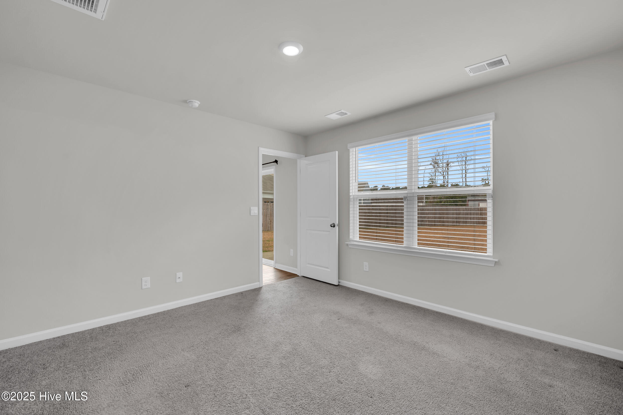 100546140 | Photo 16