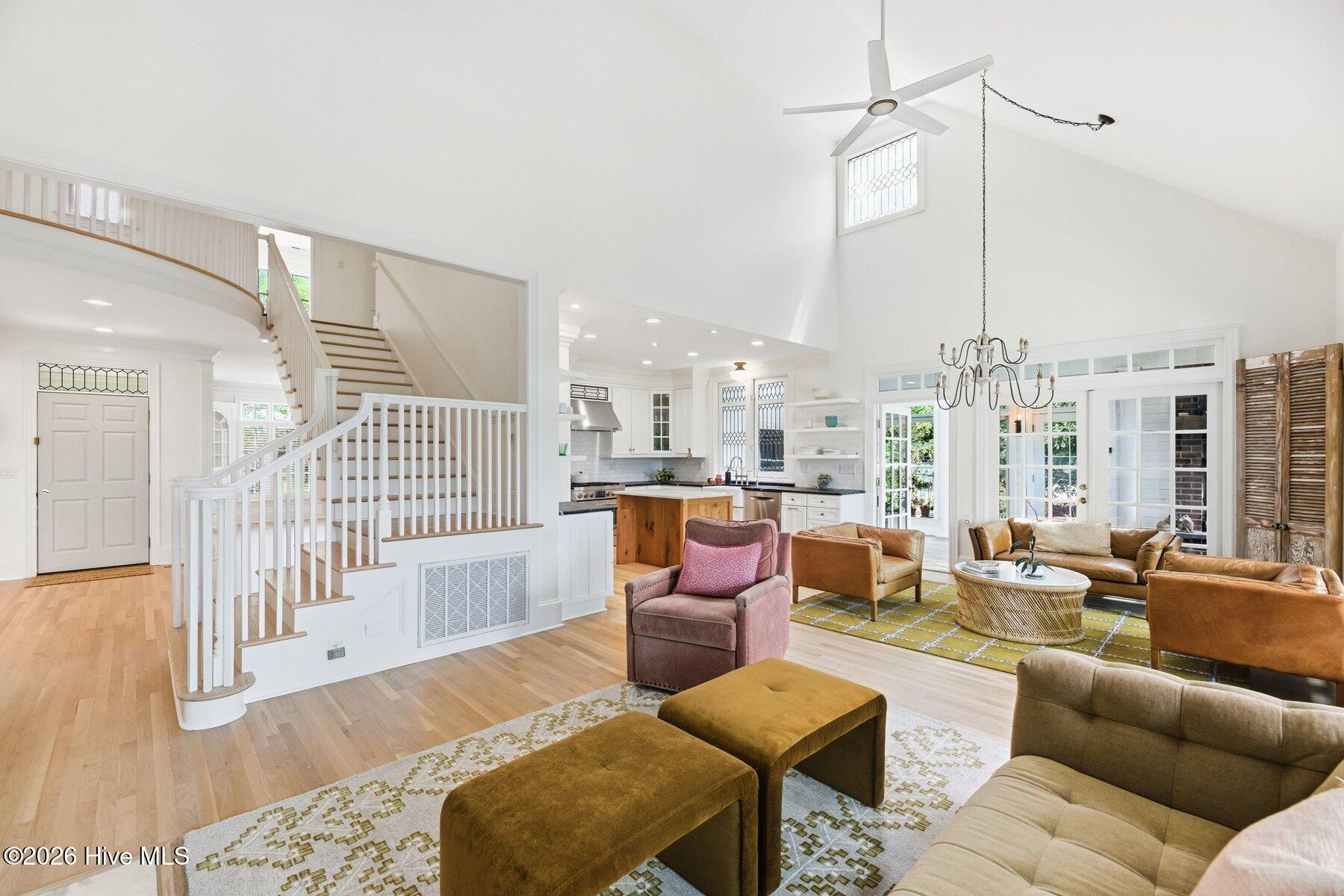 100565828 | Photo 15