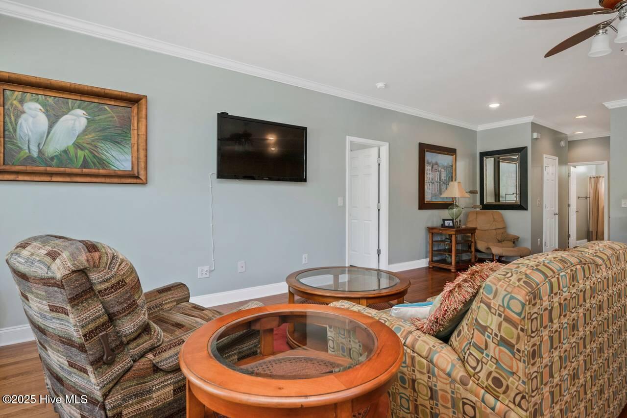 100541389 | Photo 43