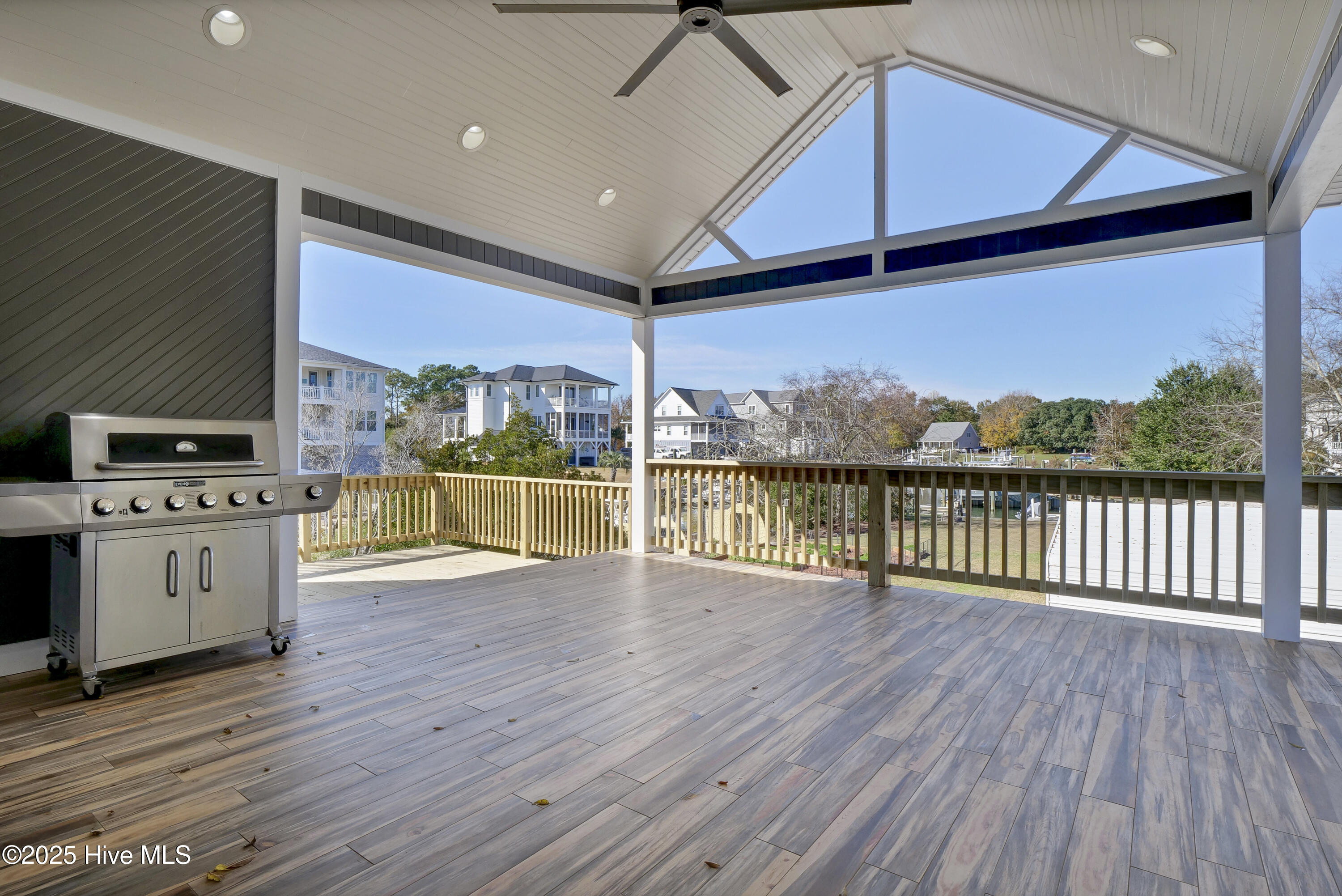 100543040 | Photo 53