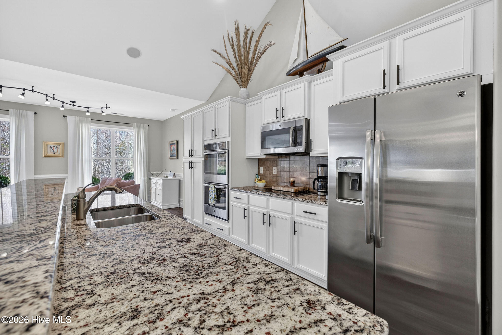 100558265 | Photo 24