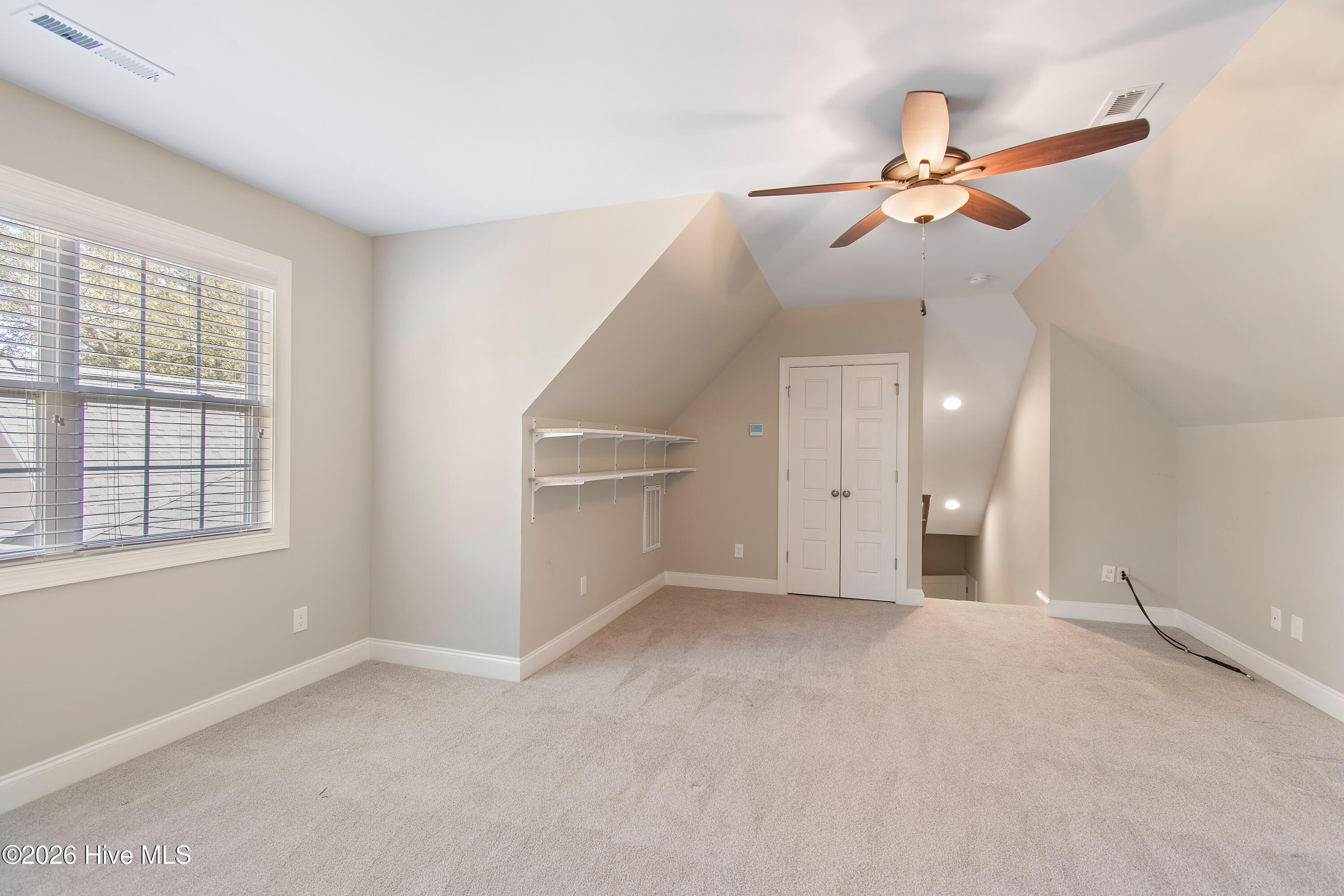 100563713 | Photo 38