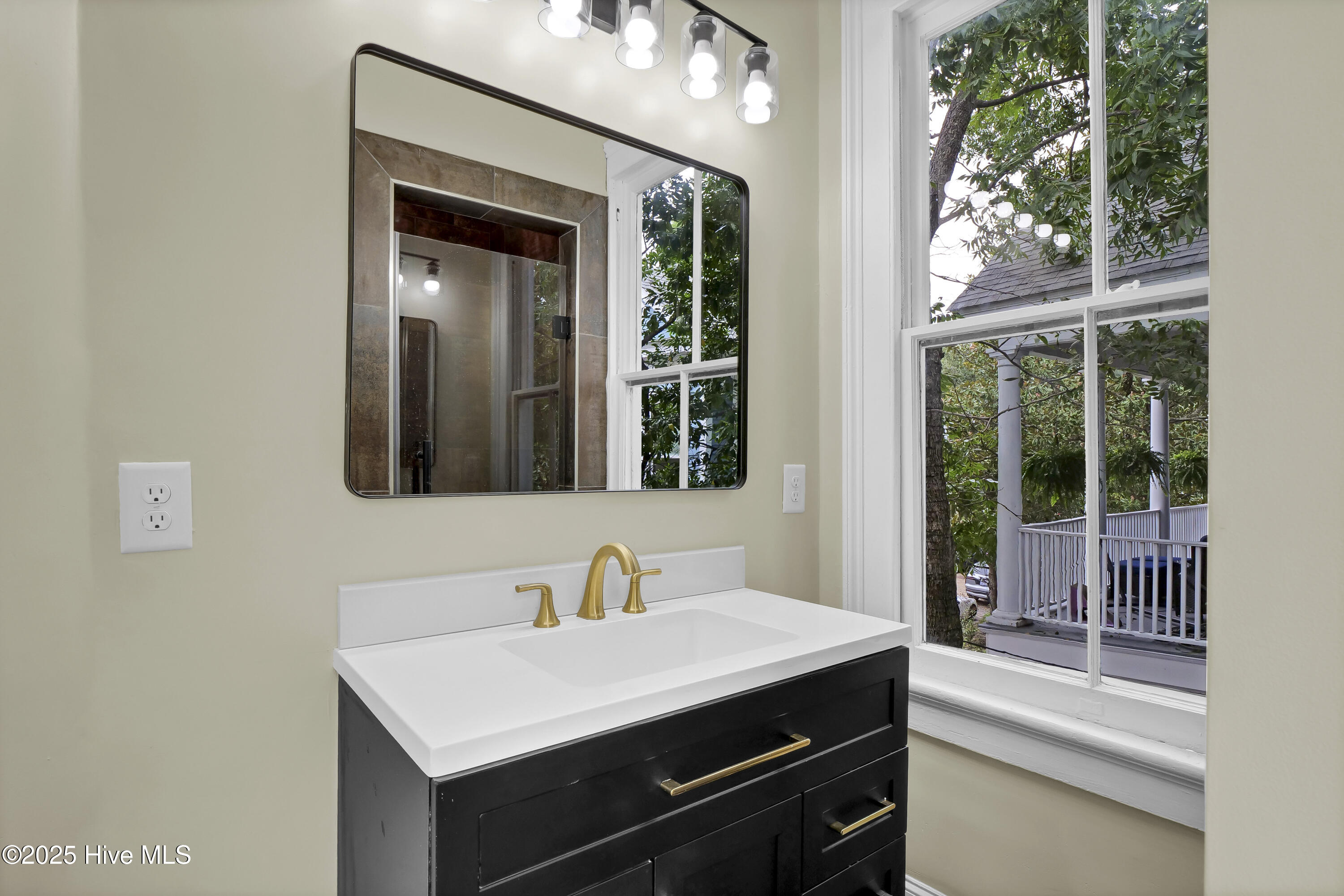 100529897 | Photo 16