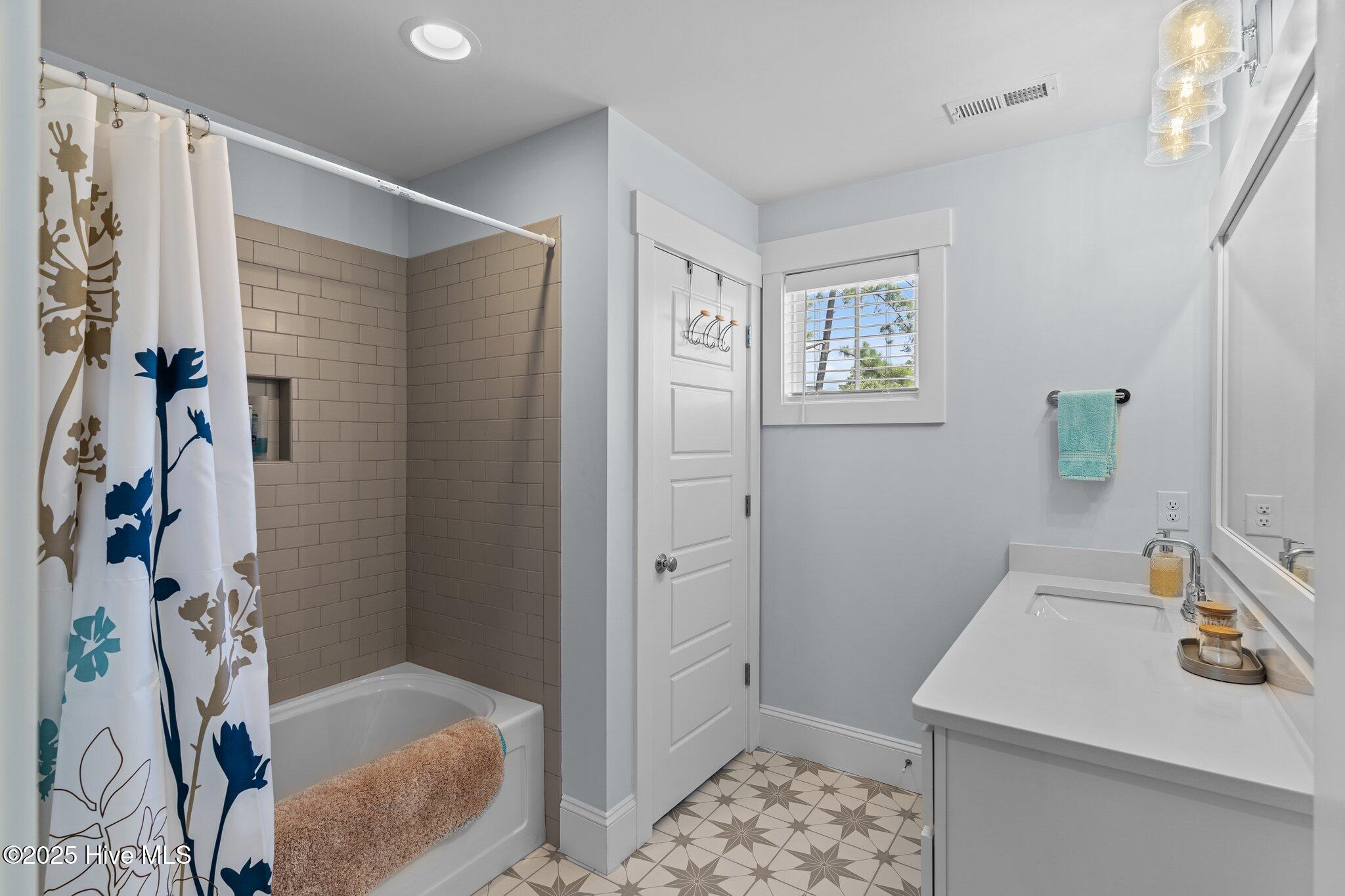 100517876 | Photo 49