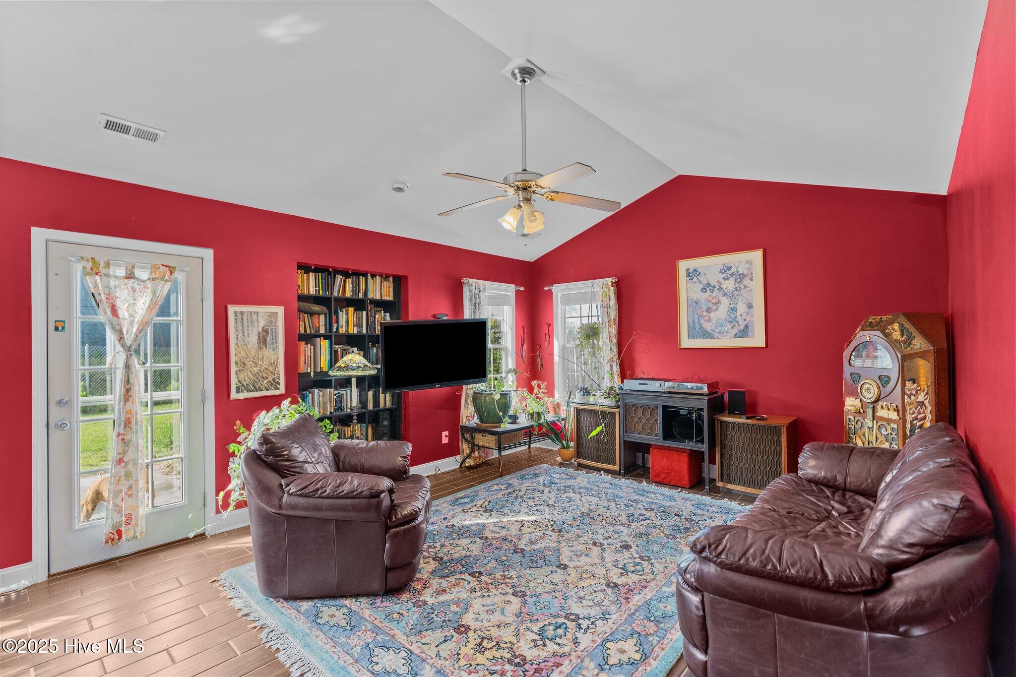 100504598 | Photo 10