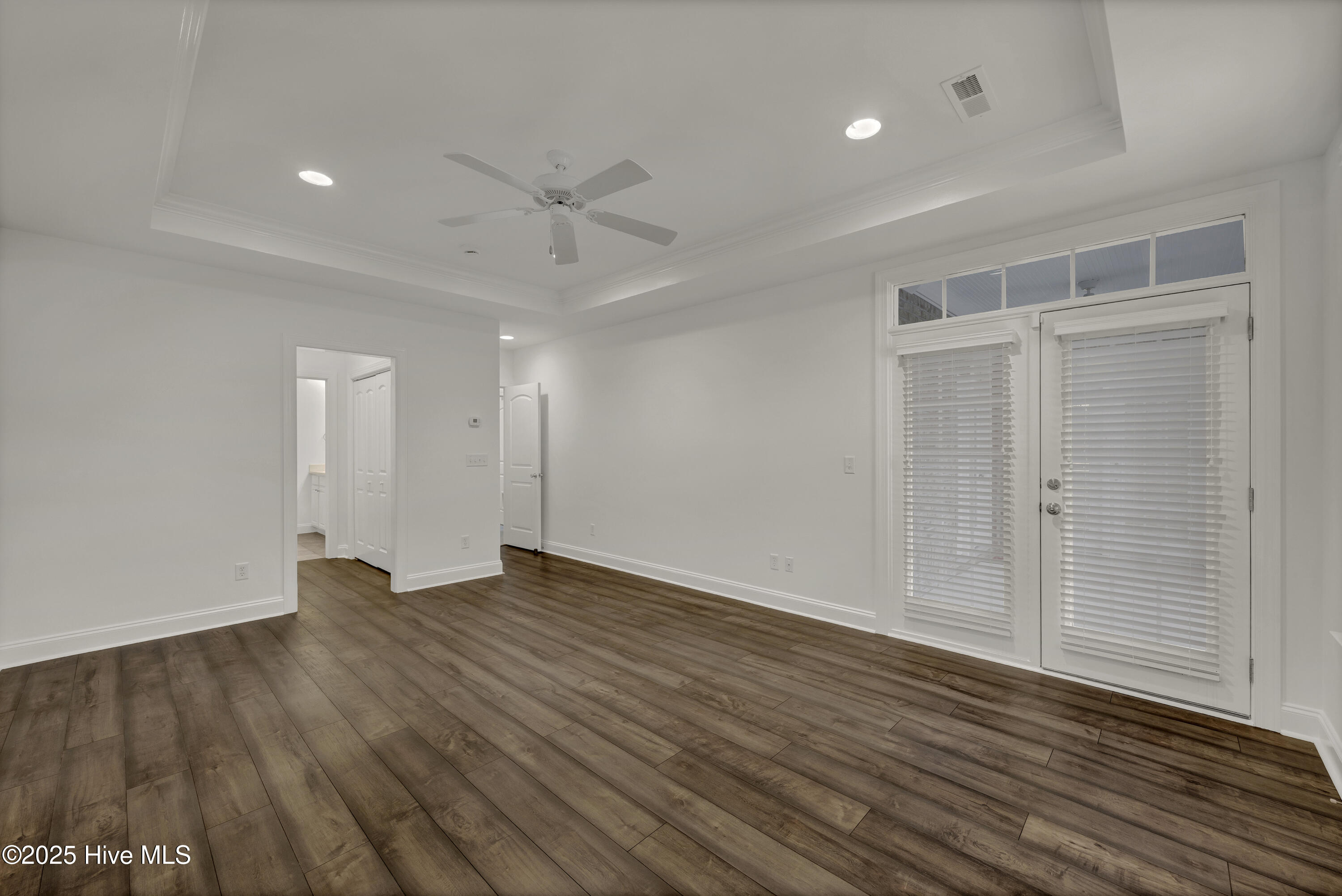 100543175 | Photo 15