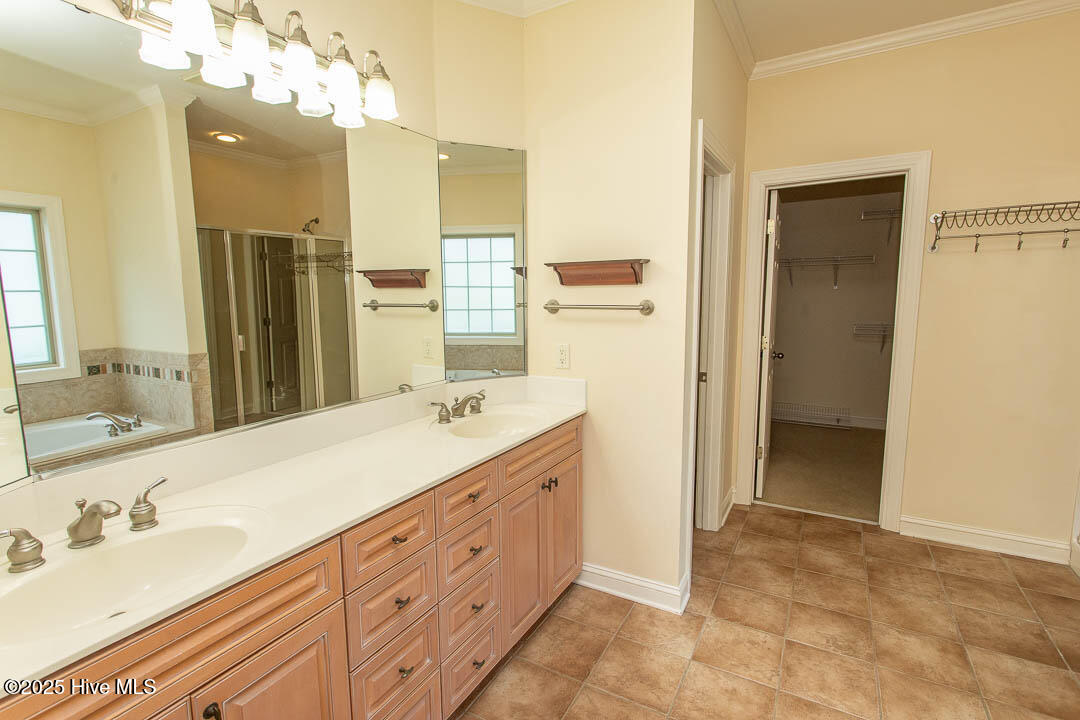 100526043 | Photo 26