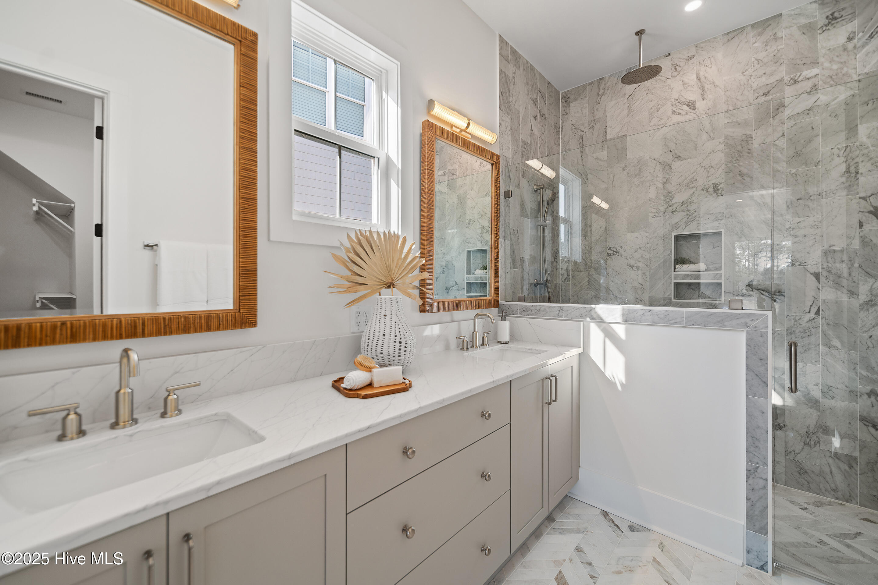 100454748 | Photo 21