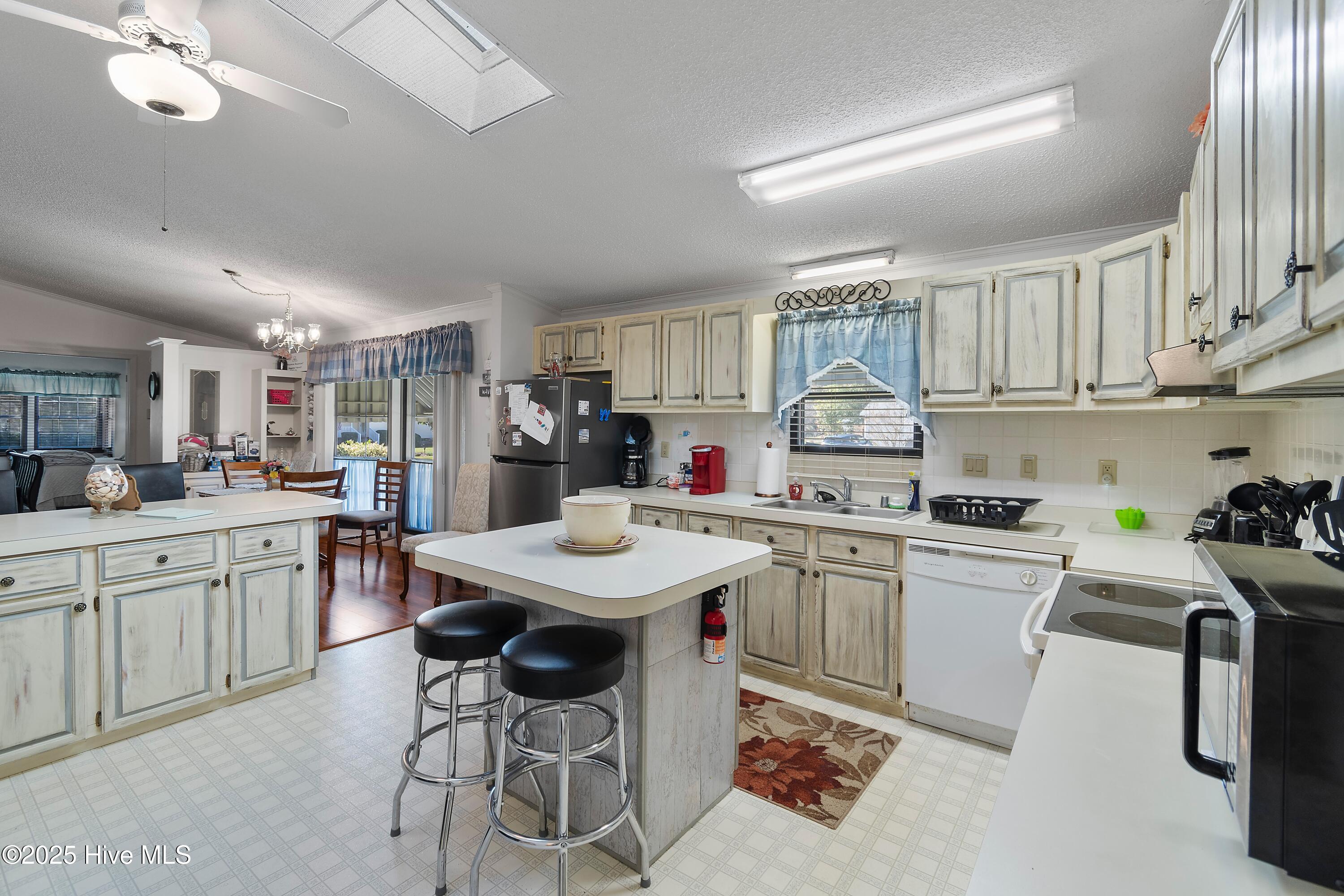 100539730 | Photo 10