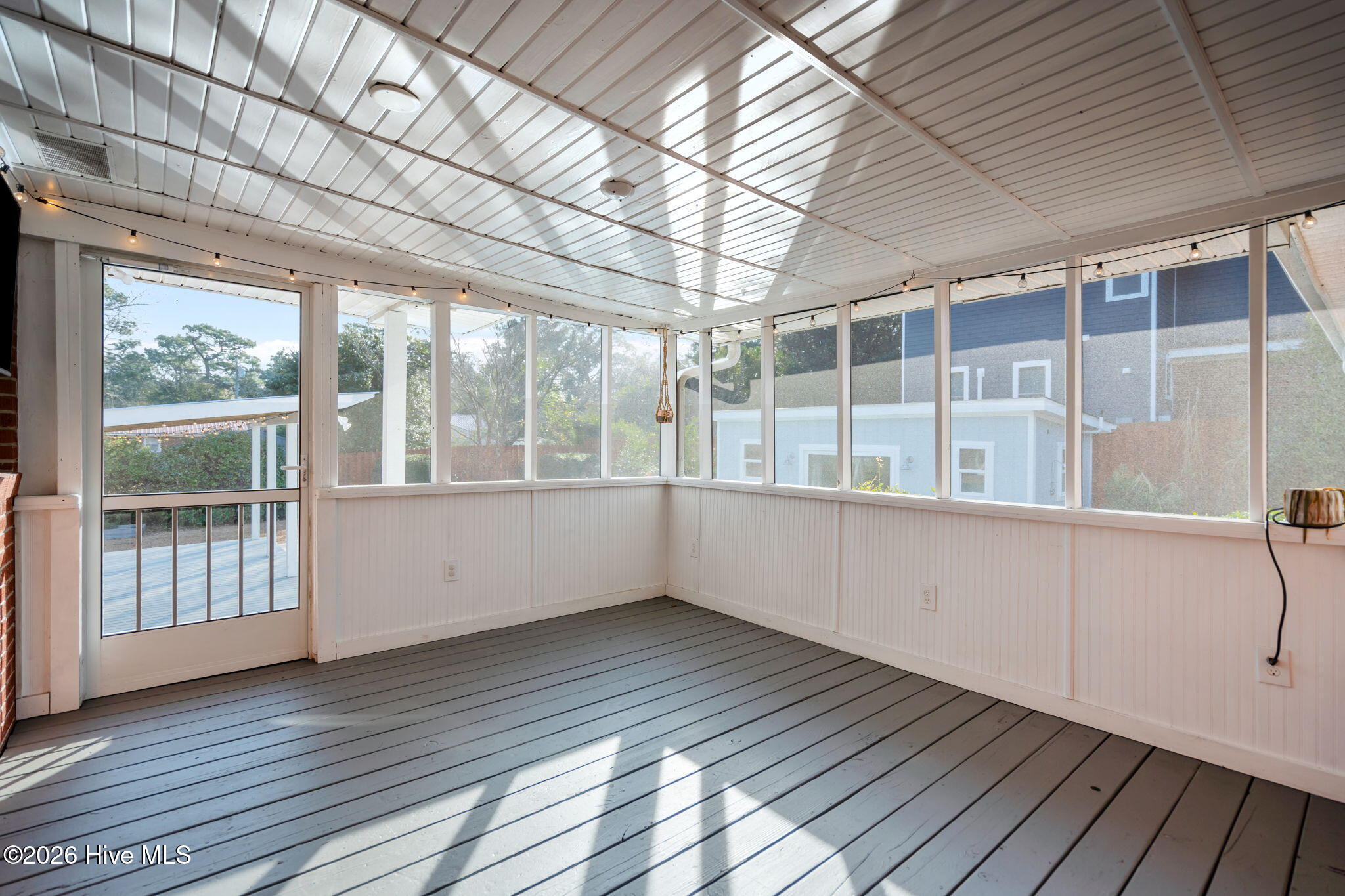 100548221 | Photo 34