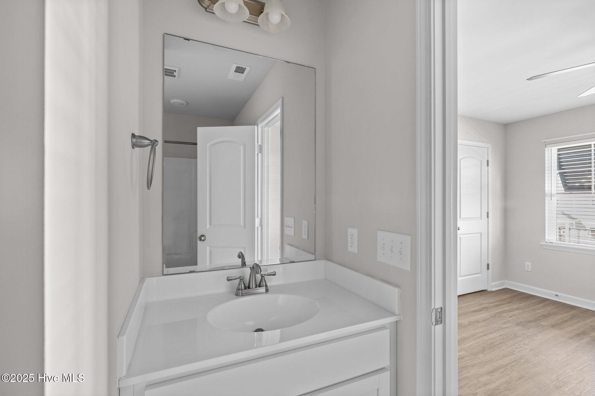 100563898 | Photo 31