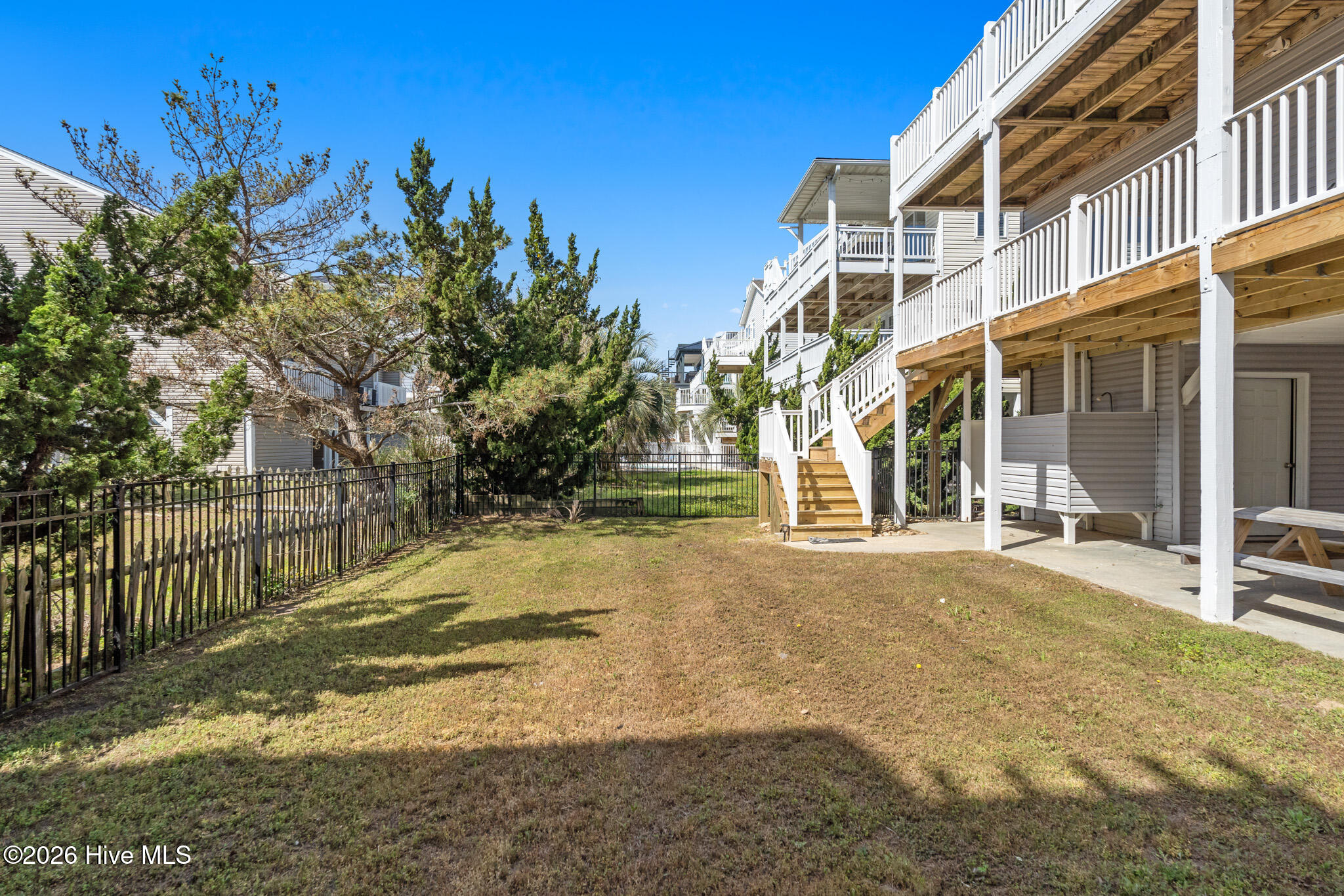 100564426 | Photo 40