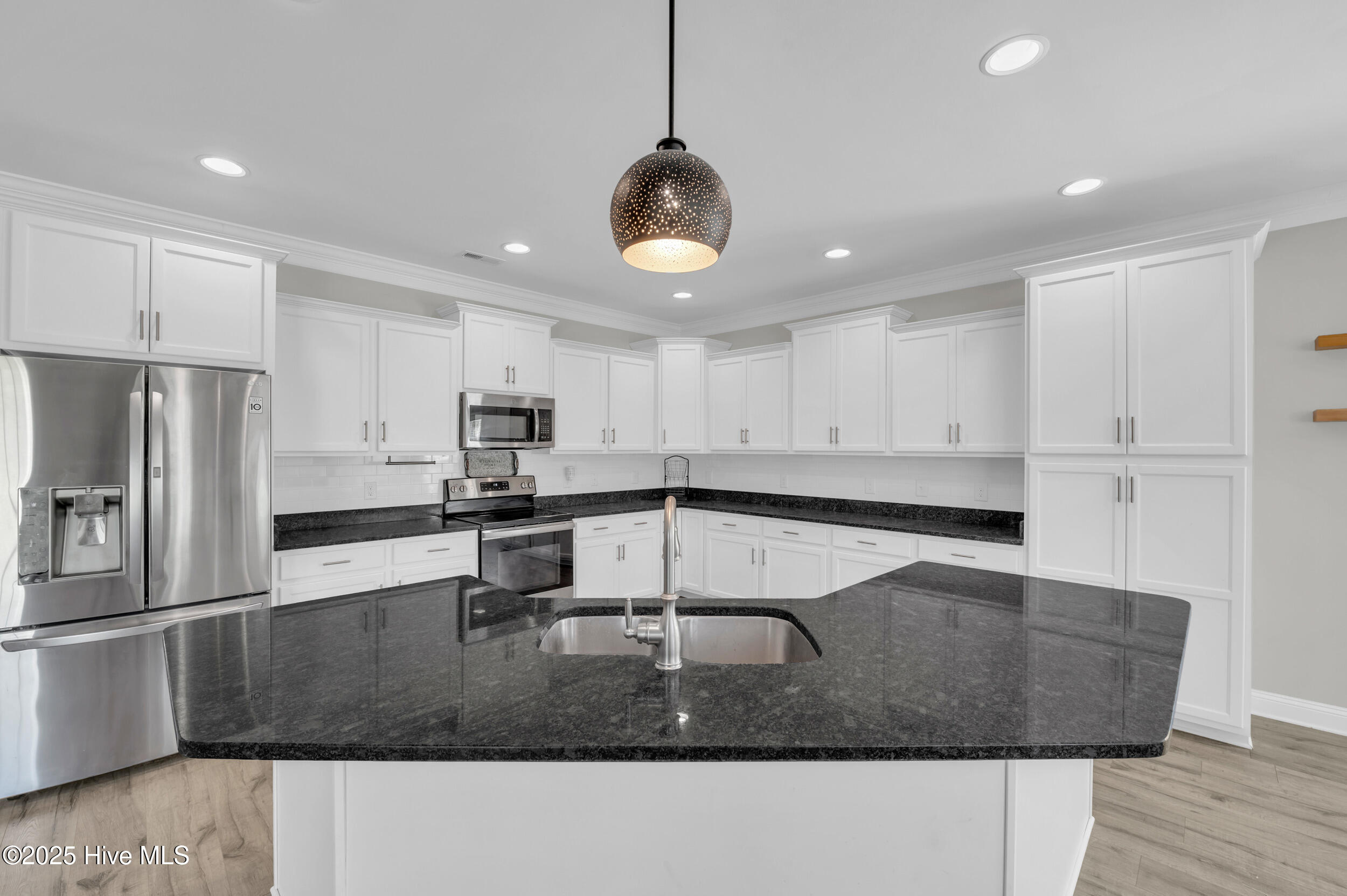 100530270 | Photo 14