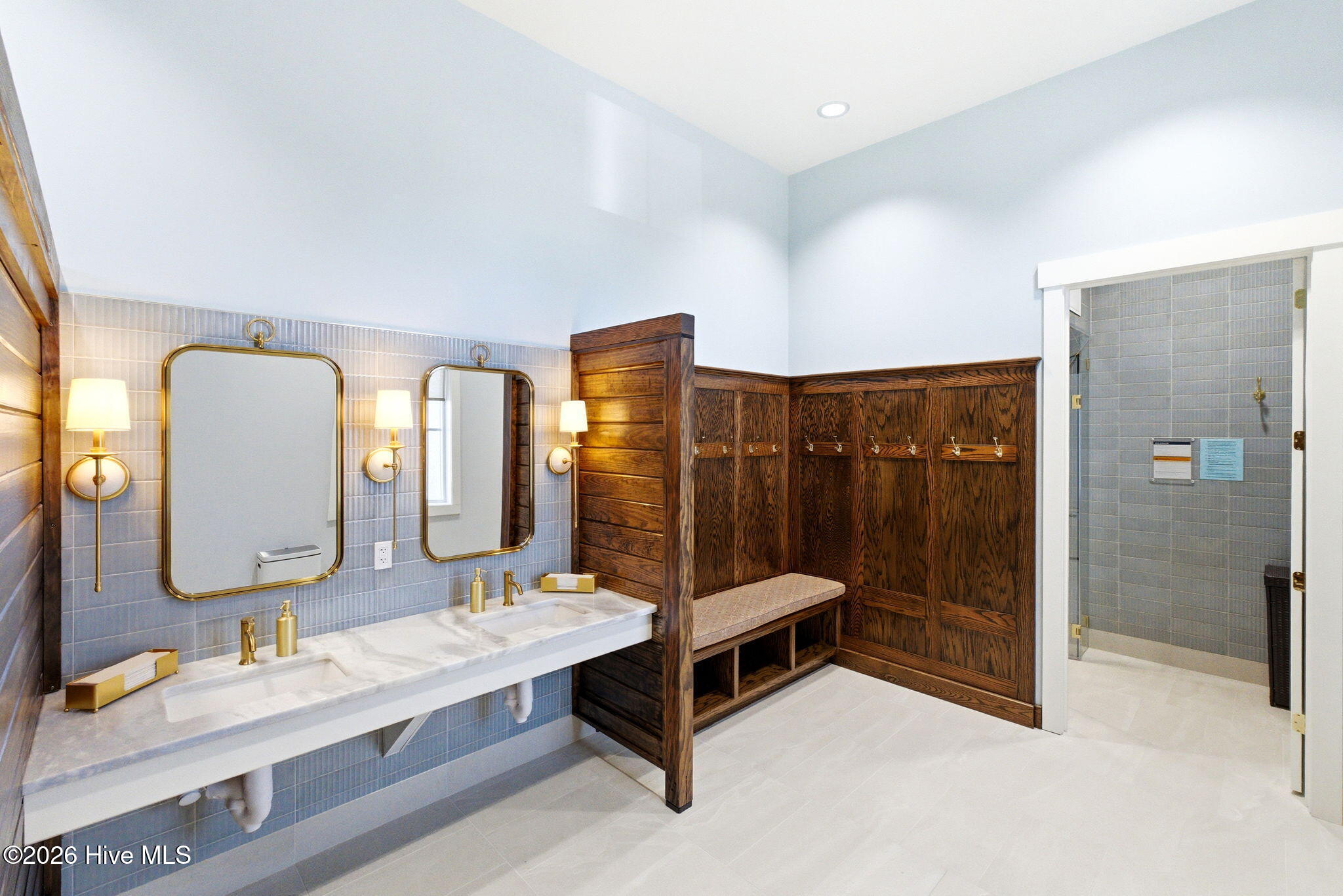 100566822 | Photo 75