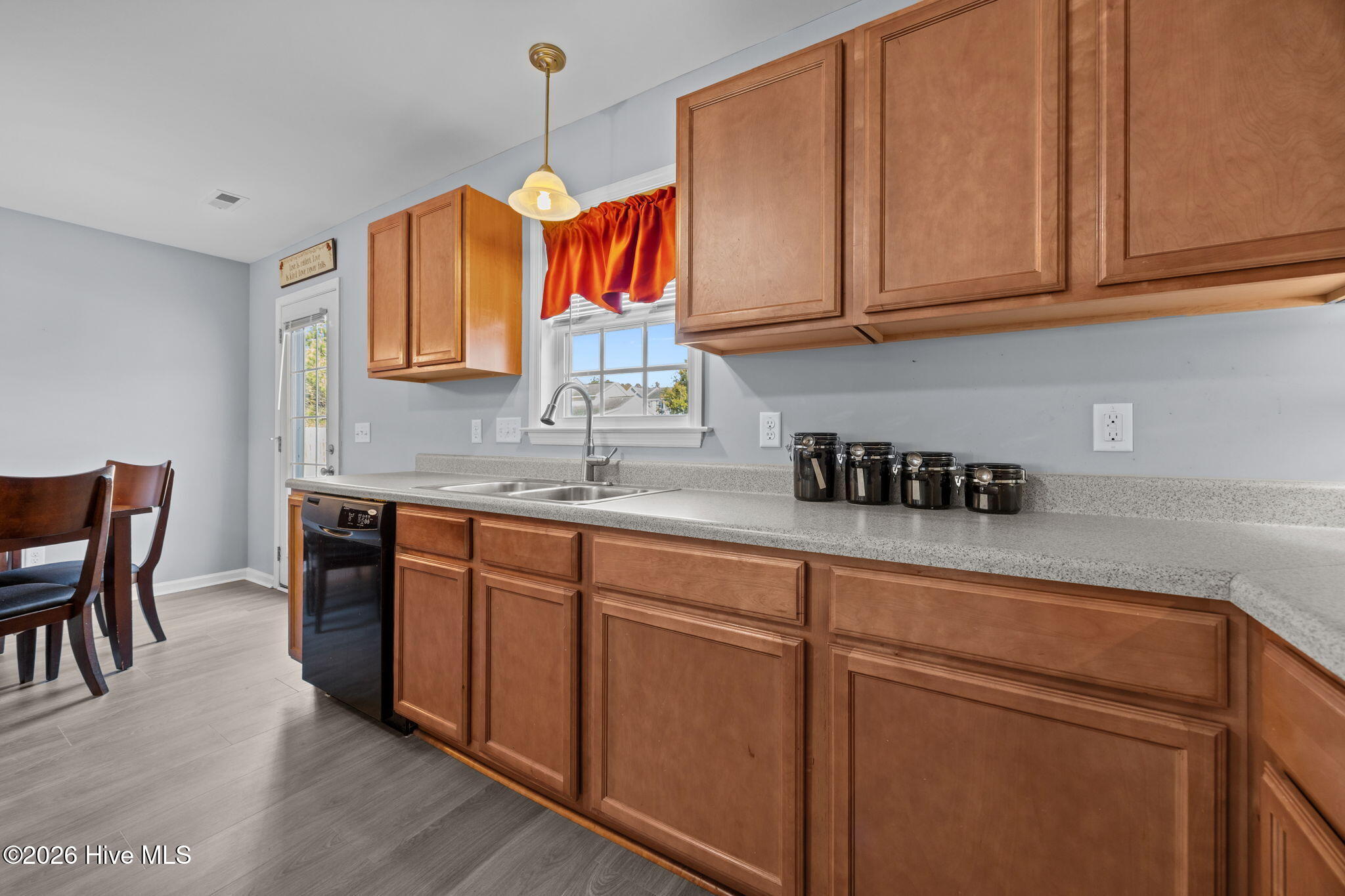 100550942 | Photo 26