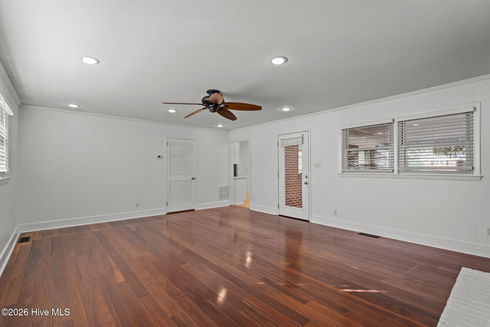 100548221 | Photo 18