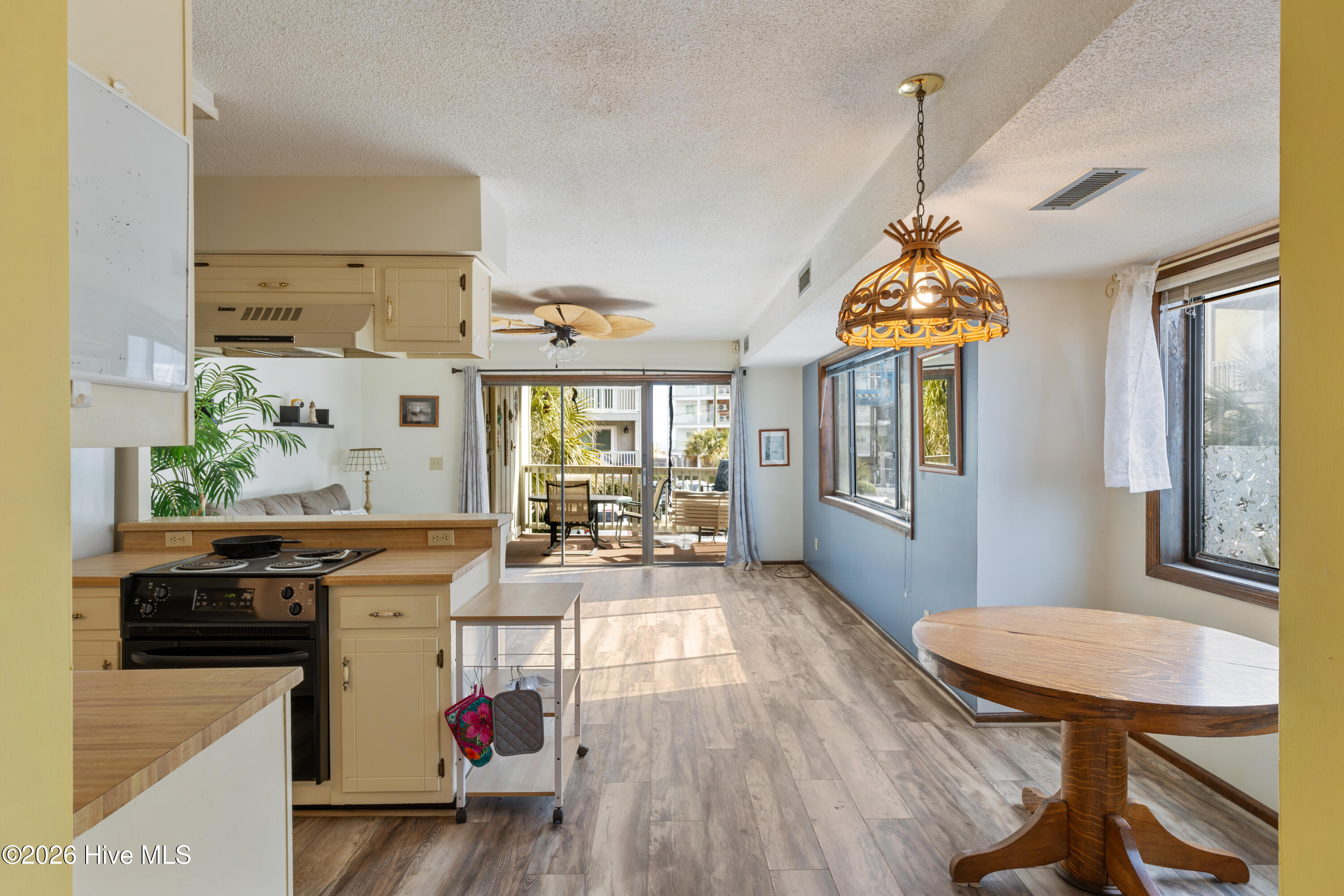 100552903 | Photo 12