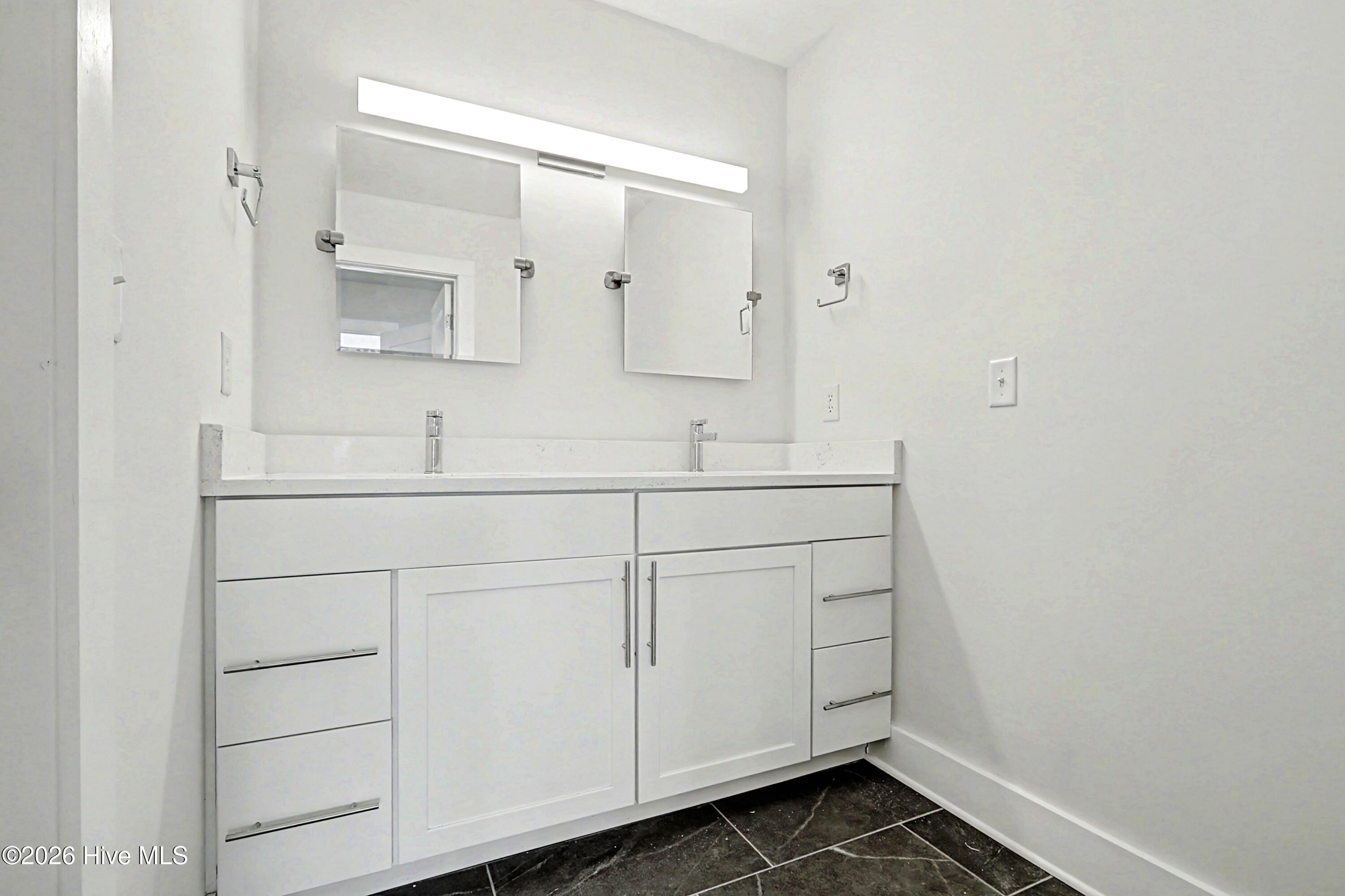 100556929 | Photo 25