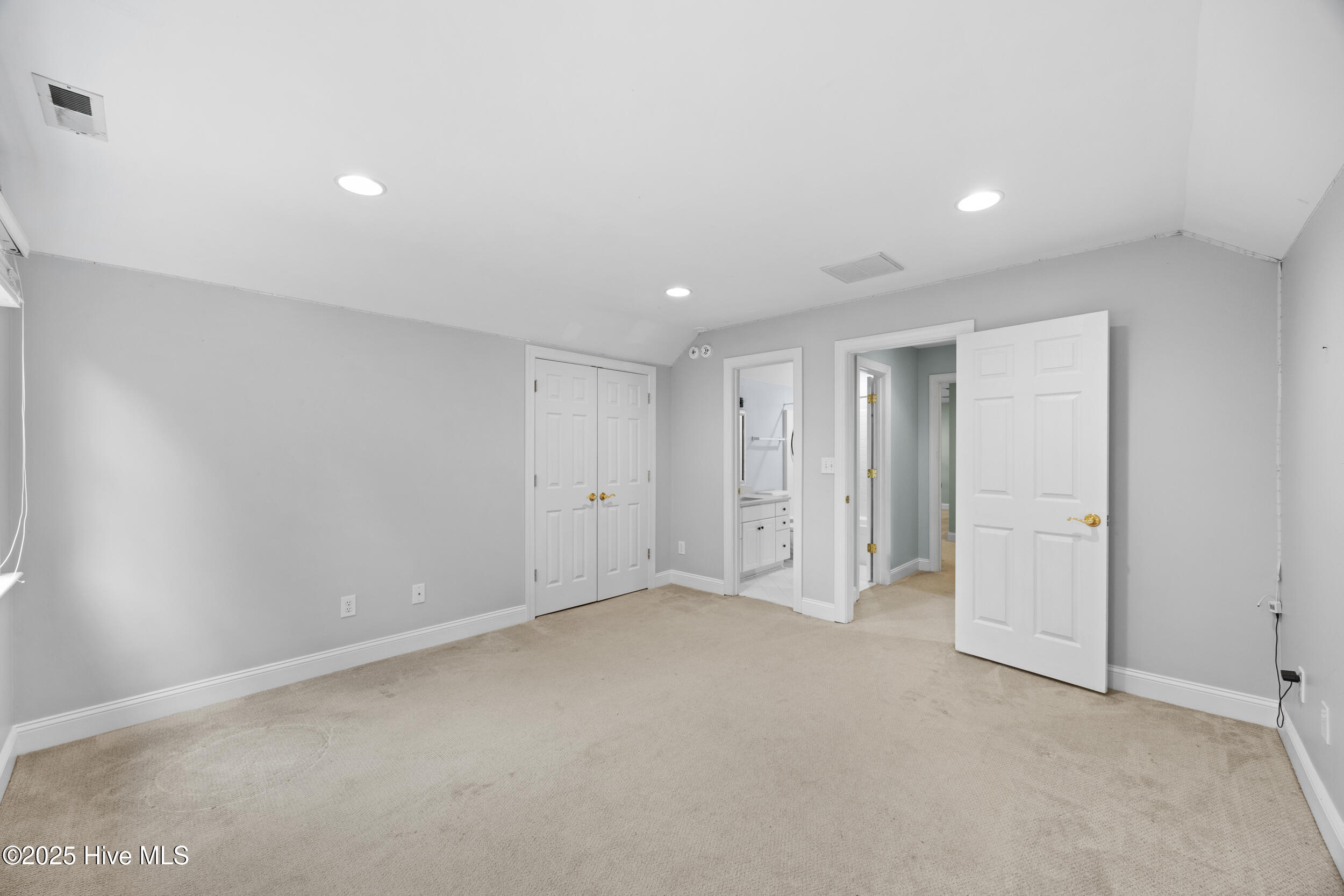 100538720 | Photo 44