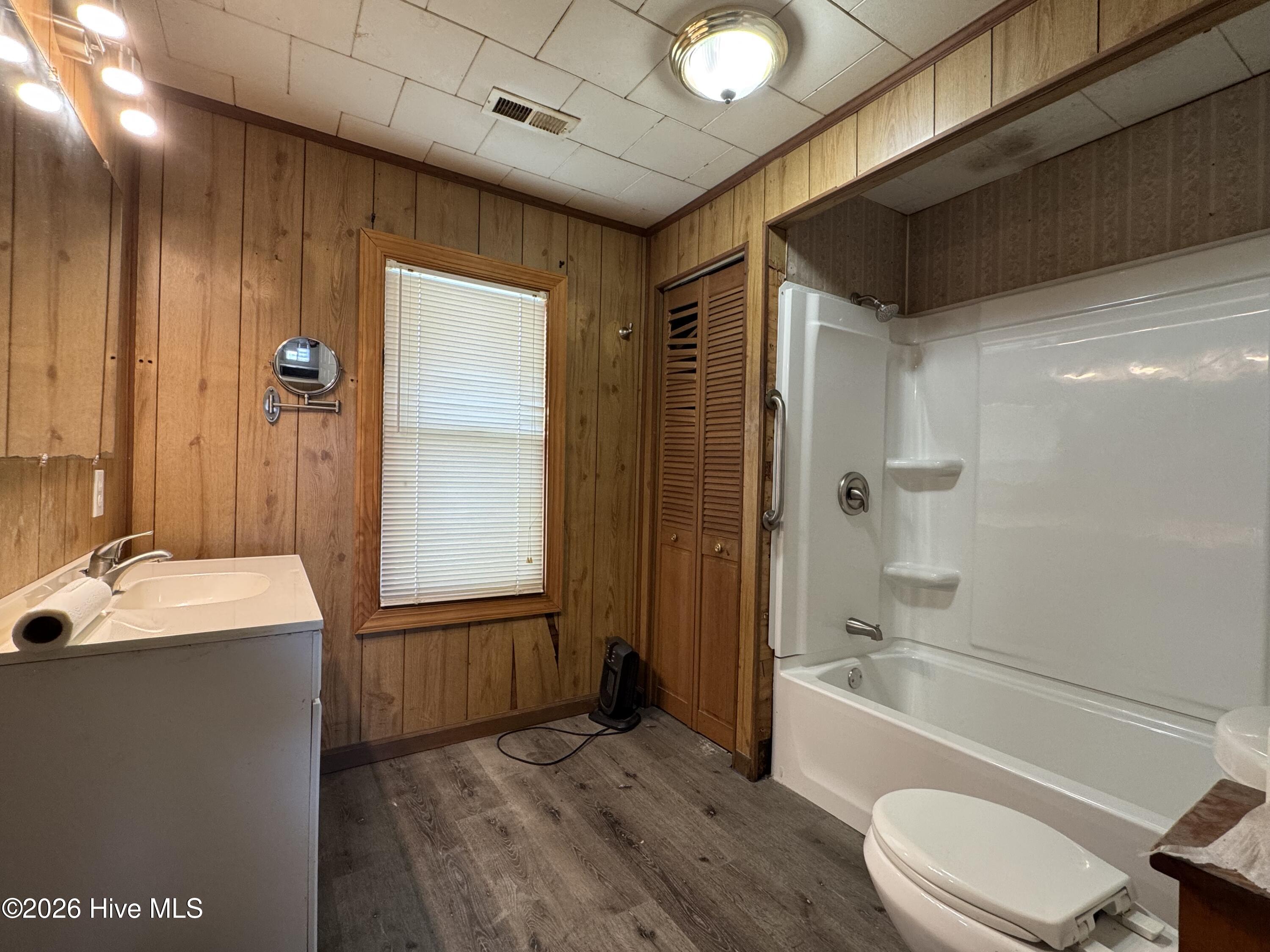 100548810 | Photo 12