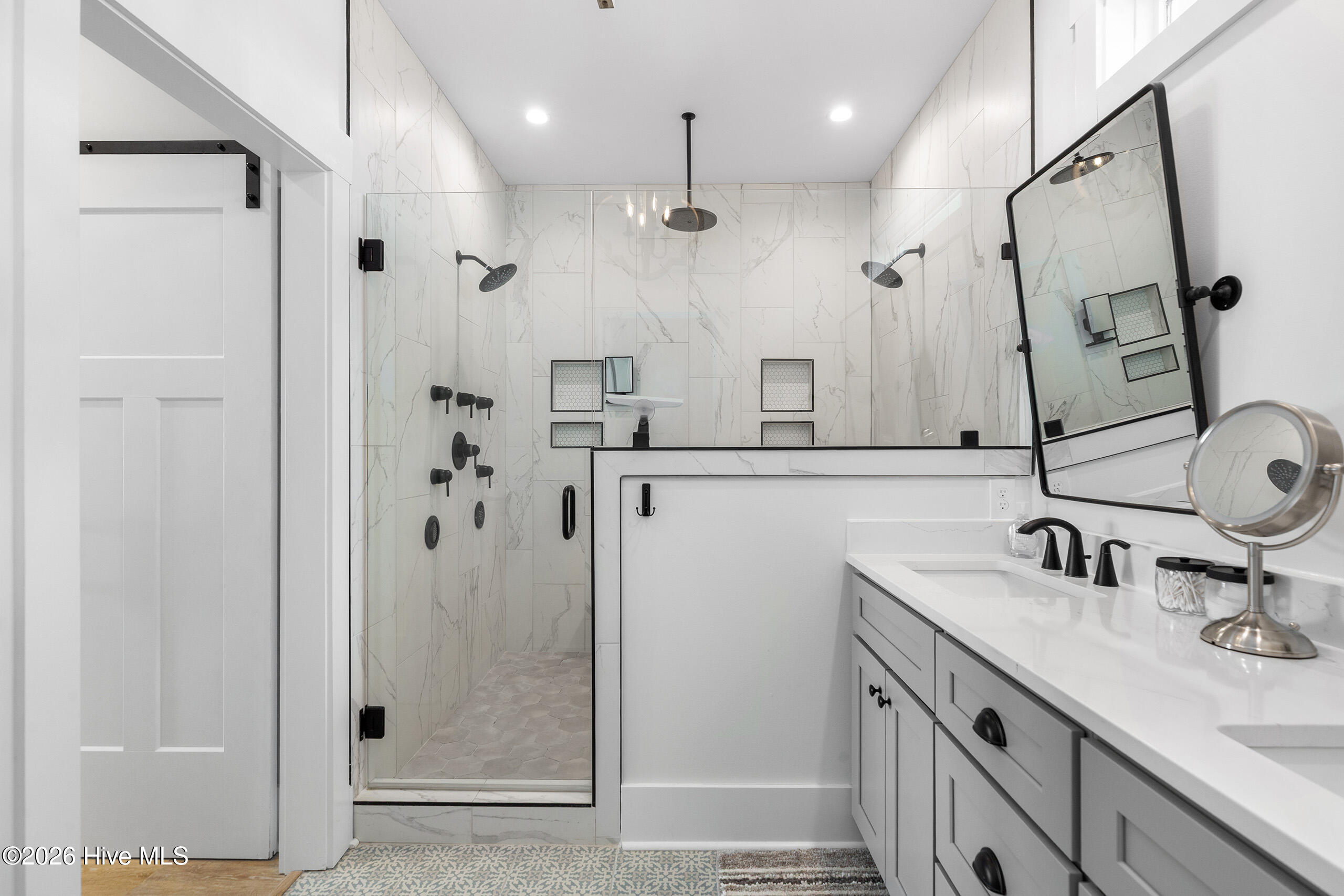 100562975 | Photo 35