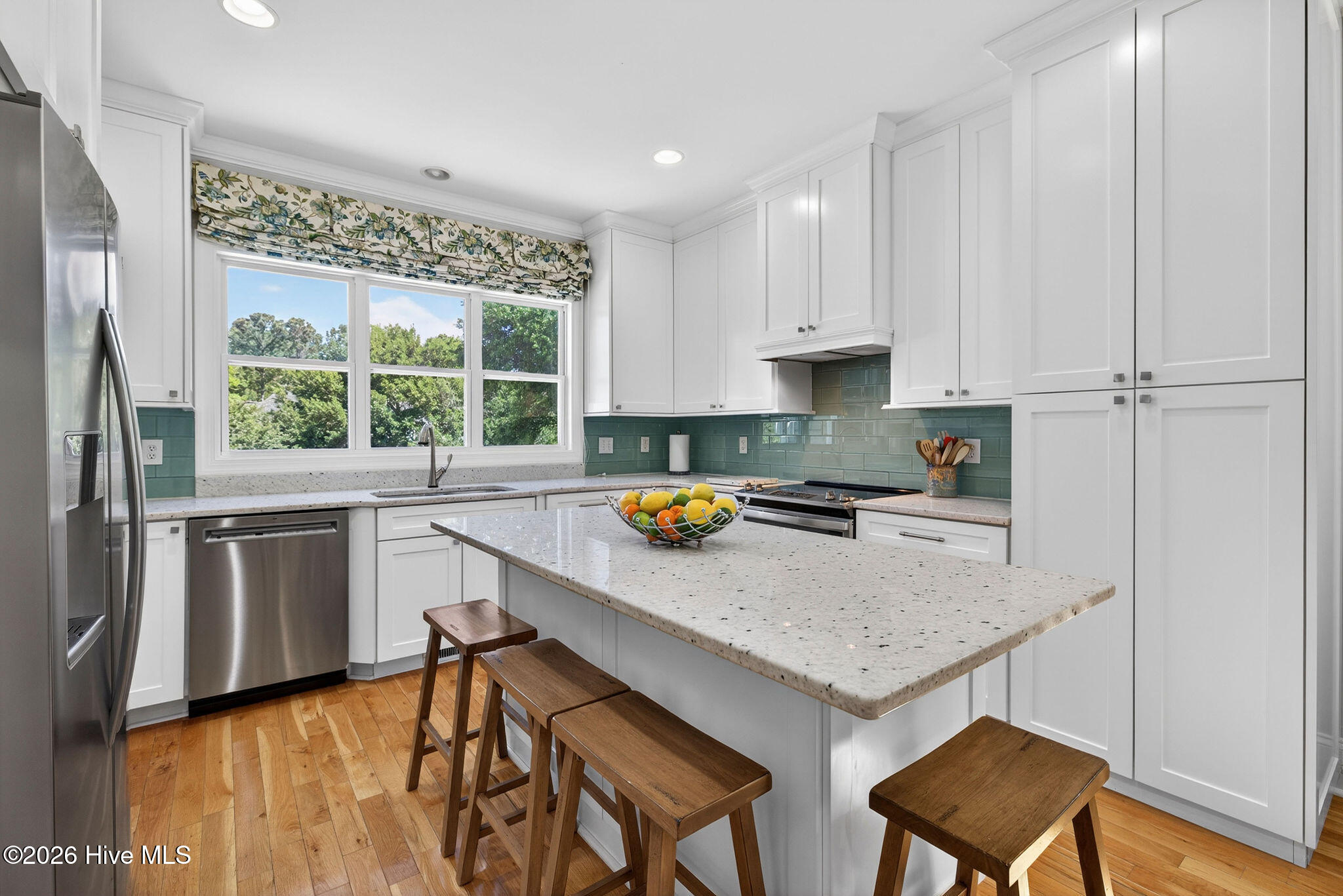 100570117 | Photo 15