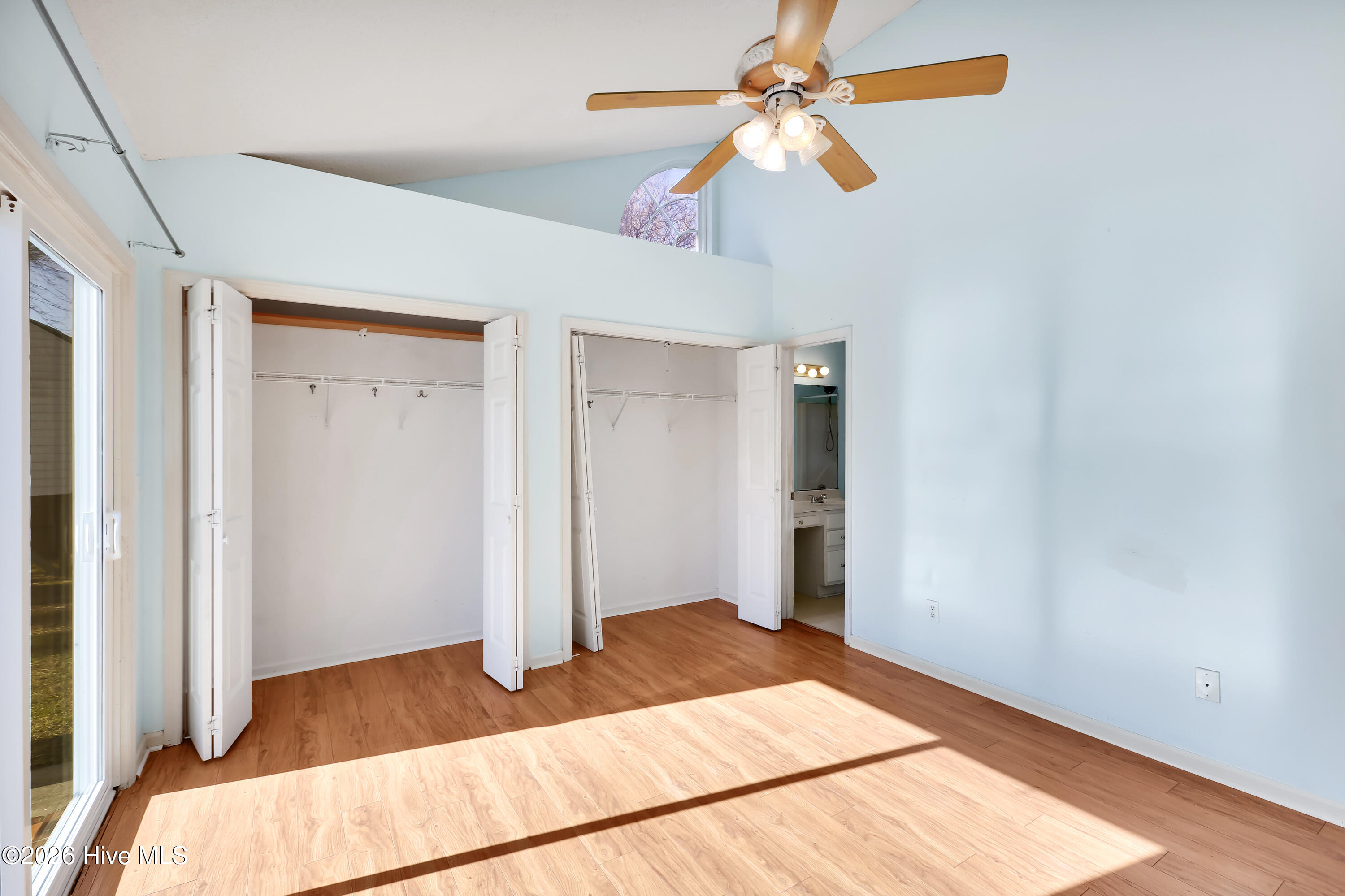 100550407 | Photo 18