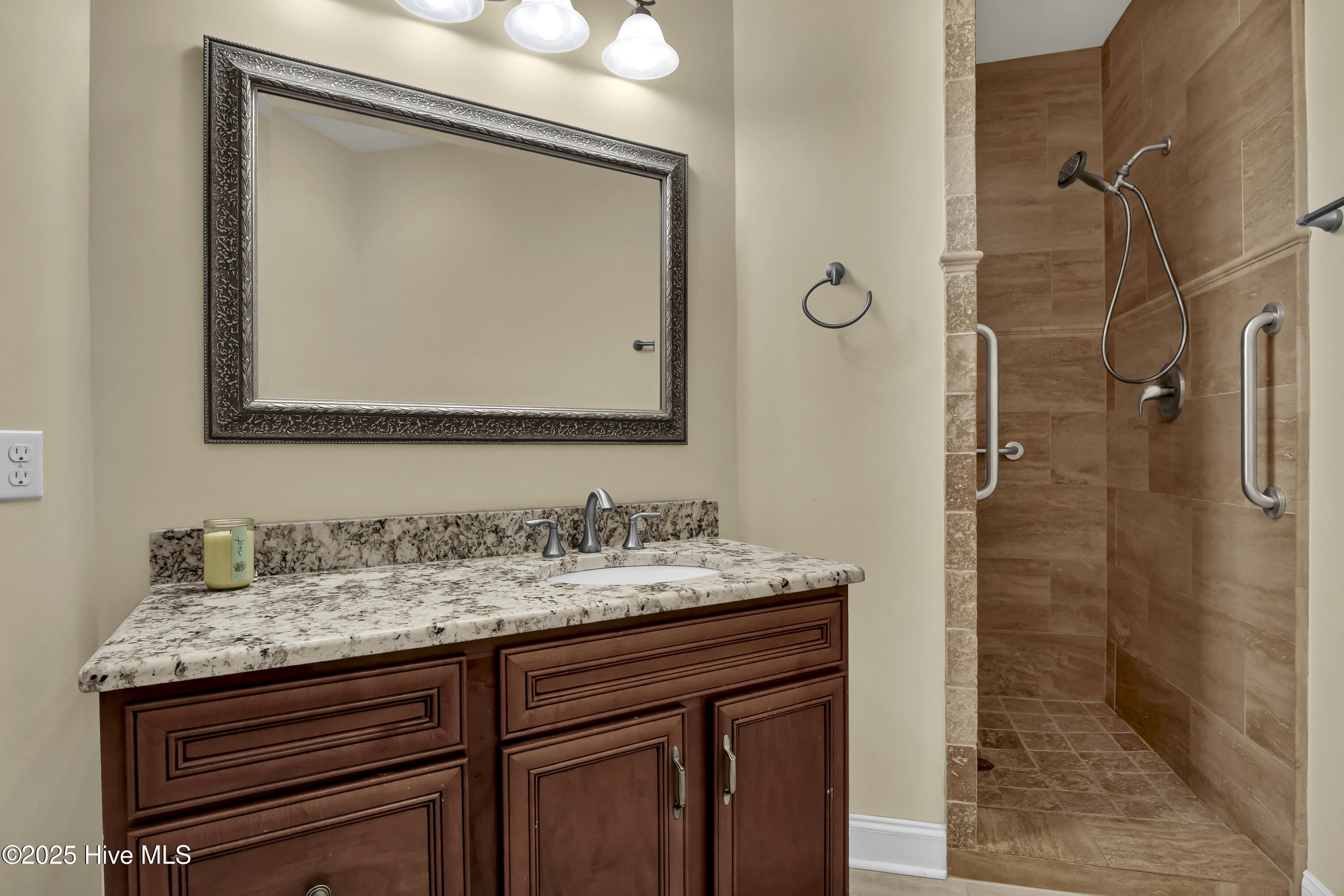 100545756 | Photo 11