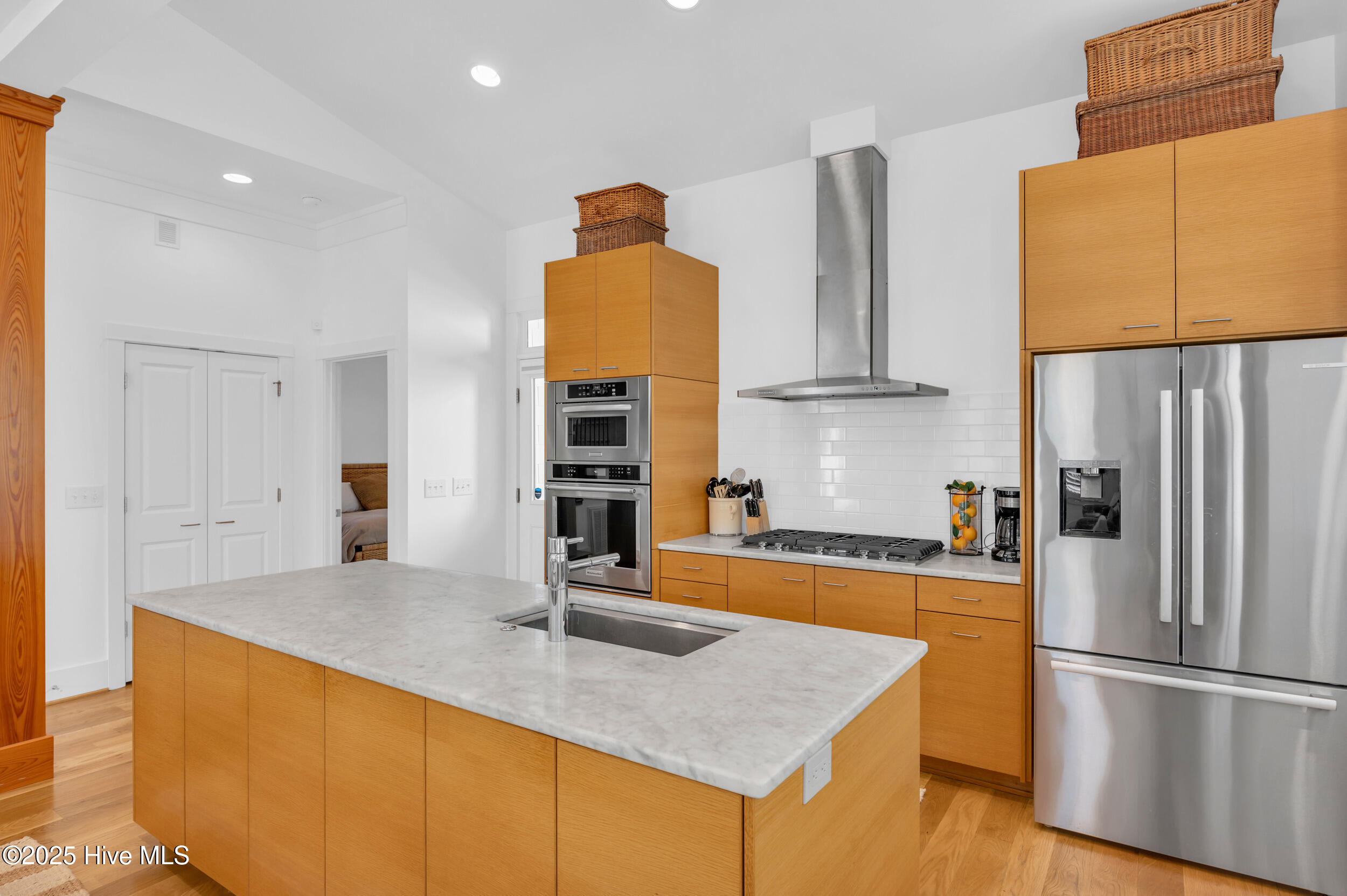 100532568 | Photo 17