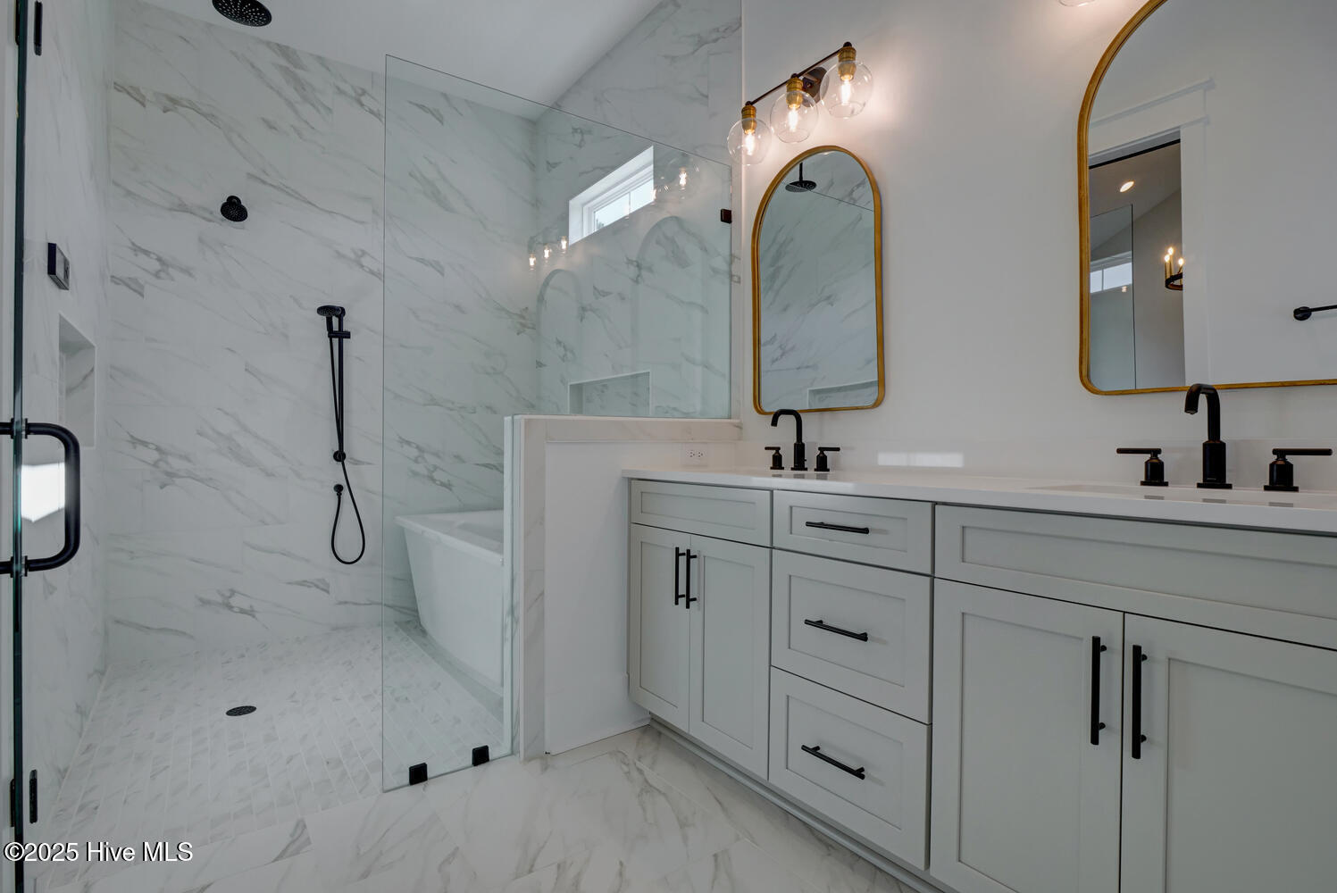 100539915 | Photo 40